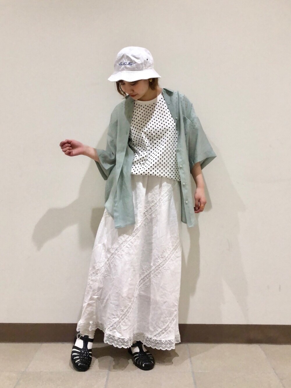 「poudoudou、nop de nod、プードゥドゥ、ノップドゥノッド、スポーティーMIX、甘辛mix、バケットハット、ドット、Tシャツ、ラフ」｜「nop de nodのCornet リネンコットン刺繍&レースバイヤススカート（スカート、ホワイト系）」を使った、はがさん（レディース・157cm）の春コーディネートの1枚目の写真