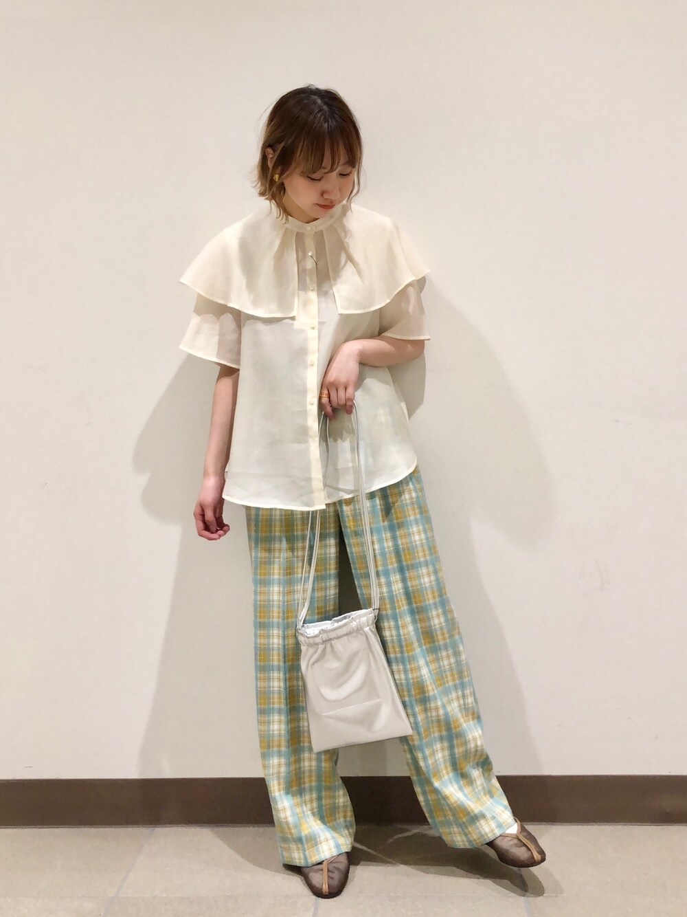 「poudoudou、プードゥドゥ、ブラウス、チェックパンツ、ショルダーバッグ、シアーシャツ、夏コーデ、休日スタイル、低身長、イエロー」｜「POU DOU DOUのシアーケープブラウス（シャツ/ブラウス、ホワイト系）」を使った、はがさん（レディース・157cm）の春コーディネートの1枚目の写真