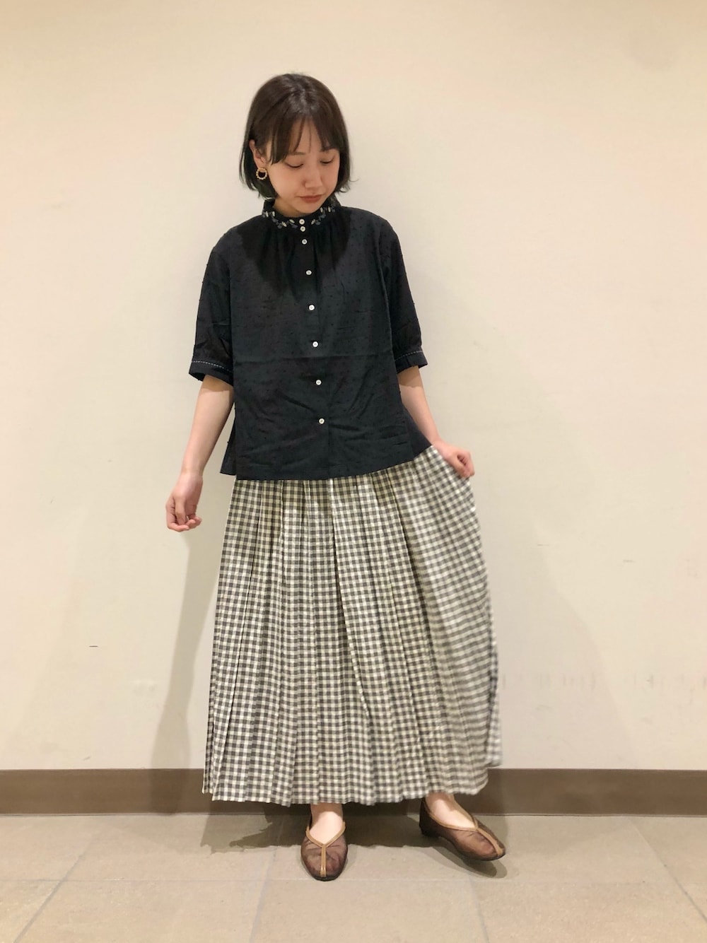 「poudoudou、プードゥドゥ、プリーツスカート、ブラウス、刺繍ブラウス、モノトーン、チャイナシューズ、夏、低身長コーデ」｜「POU DOU DOUの5分袖スタンド刺繍襟ブラウス（シャツ/ブラウス、ブラック系）」を使った、はがさん（レディース・157cm）の春コーディネートの1枚目の写真