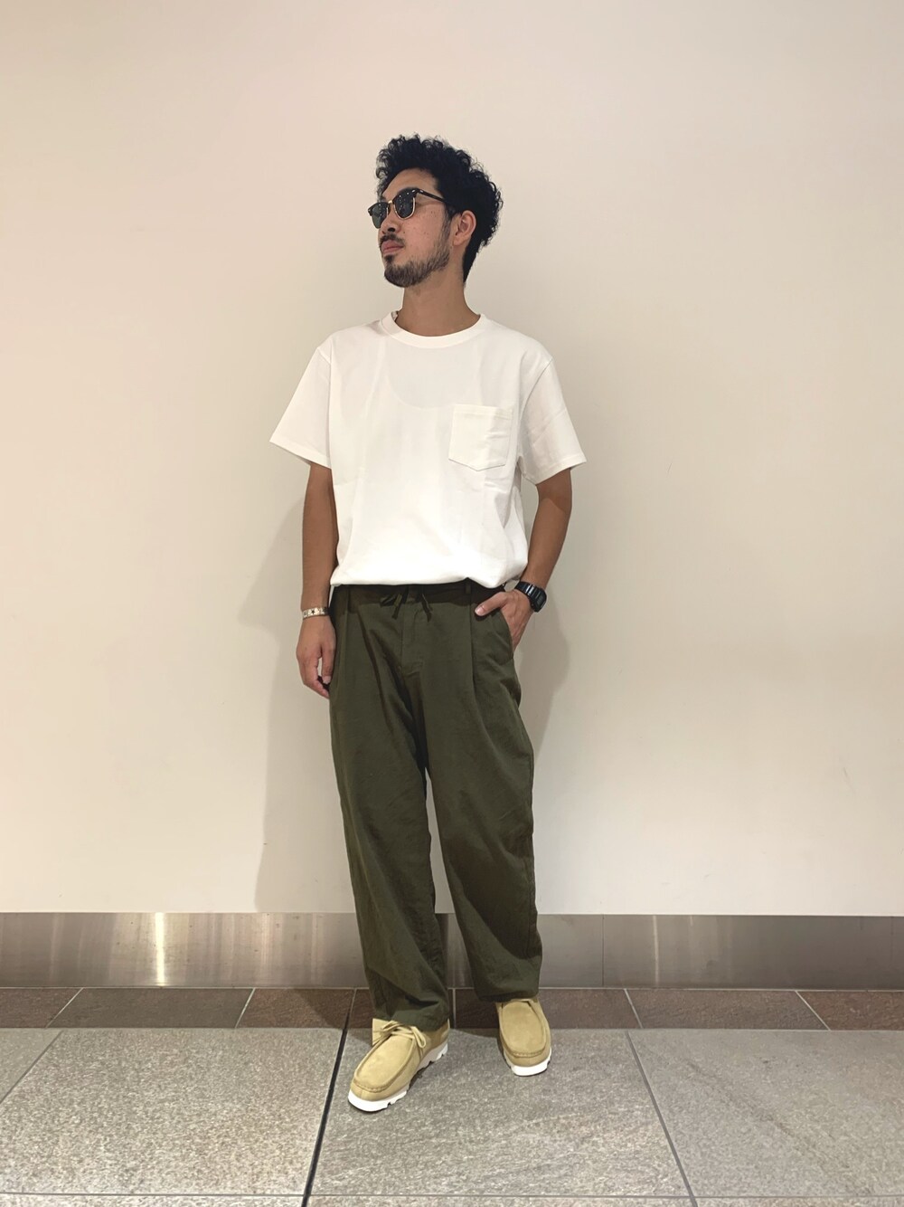 ホワイト系のTシャツ/カットソー、グリーン系のその他パンツ、ベージュ系のモカシン/デッキシューズを着用したメンズの夏コーディネートの1枚目の写真