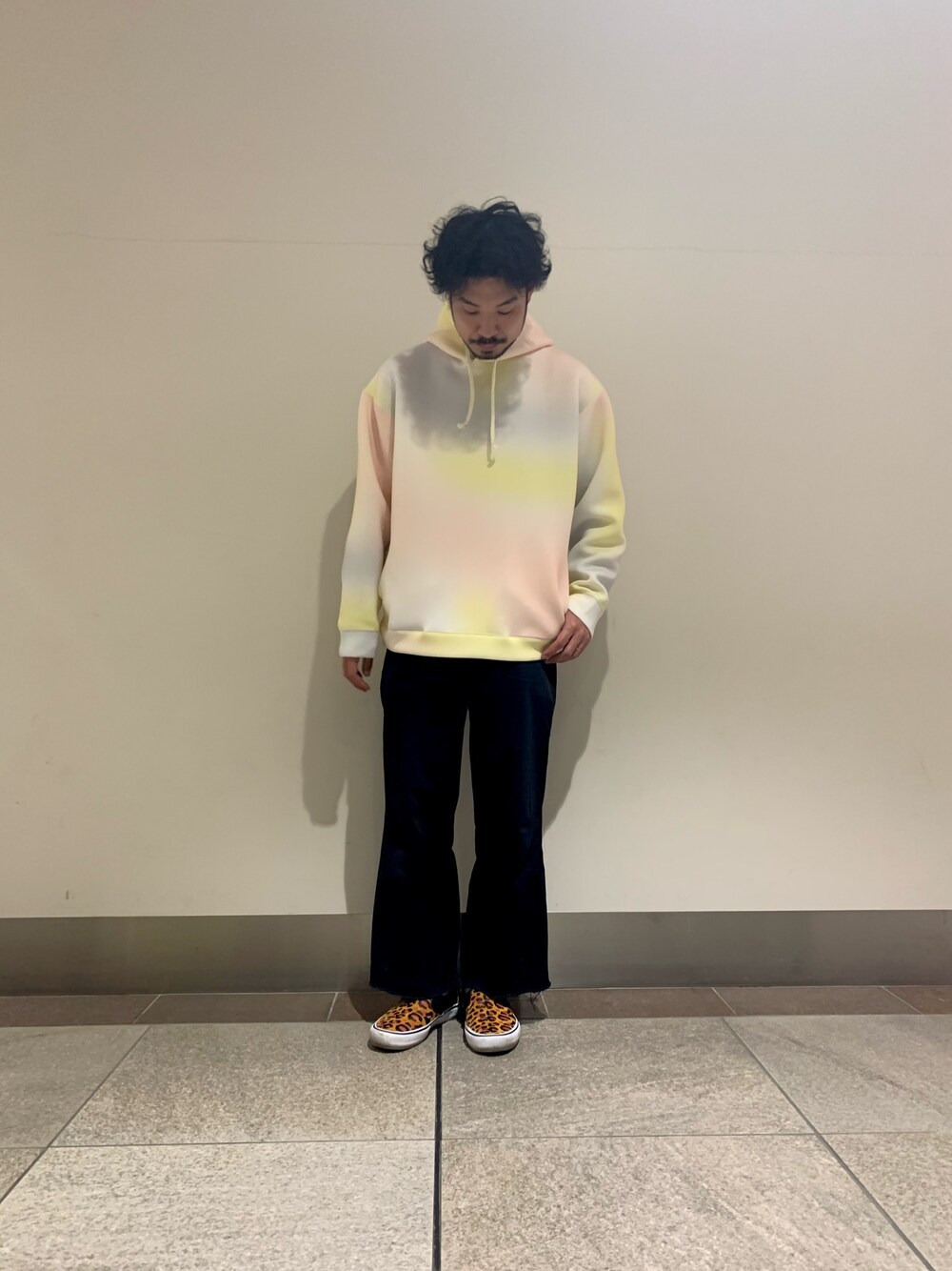 「タイダイ柄、今日のコーデ、ビッグシルエット、オトナカジュアル、ブラック、パーカー、ディッキーズ(Dickies)、サニーレーベル、ワイドパンツ、バンズ」｜「URBAN RESEARCH Sonny Labelのタイダイプリントダンボールパーカー（パーカー、イエロー系）」を使った、JAMさん（メンズ・176cm）の冬コーディネートの1枚目の写真