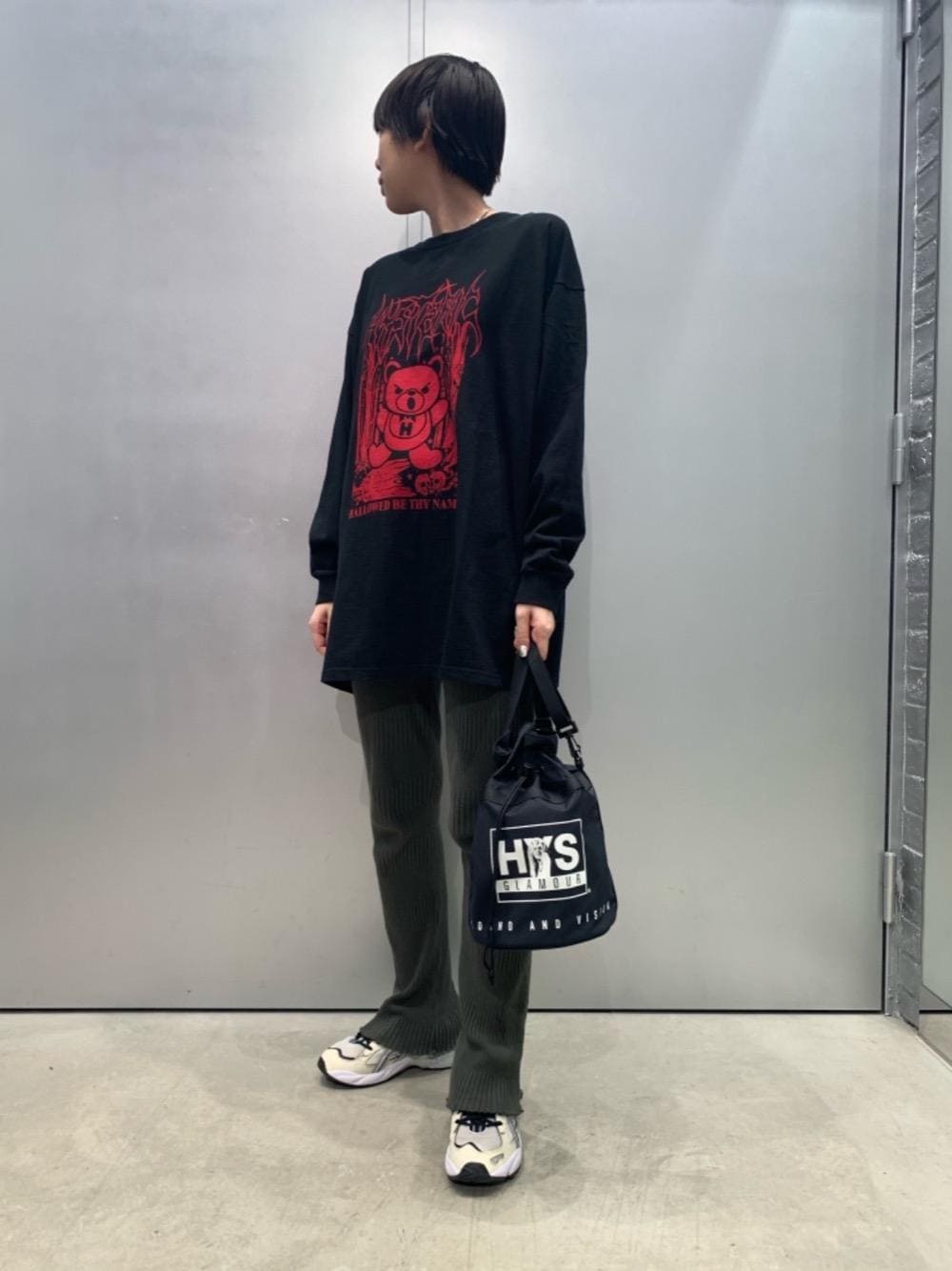「シンプルコーデ、ベアー、カジュアルコーデ、ヒステリックグラマー、hysteric glamour」｜「HYSTERIC GLAMOURのGREATEST SOUND ミニバケットバッグ（ショルダーバッグ、ブラック系）」を使った、hys006さん（レディース・160cm）の夏コーディネートの1枚目の写真