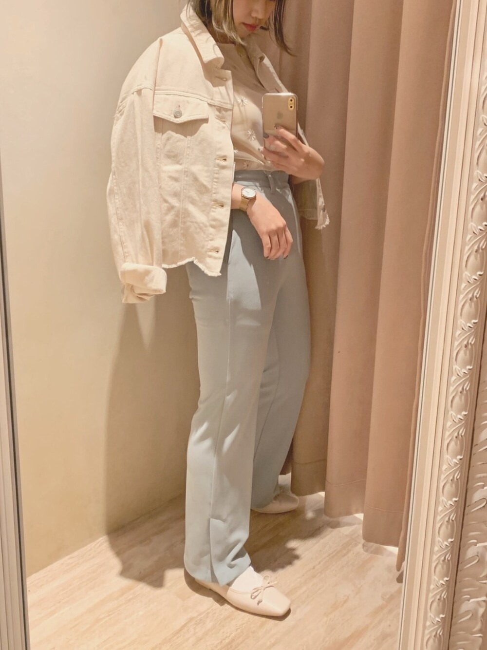「カジュアルコーデ、おうちファッション、オトナカジュアル、リラックススタイル、大人女子、楽チンコーデ、チュール、マーガレット、バレエシューズ、Gジャン」｜「natural coutureのマーガレット刺繍7分袖シアーブラウス（シャツ/ブラウス、ベージュ系）」を使った、ヤマグチさん（レディース・157cm）の春コーディネートの1枚目の写真