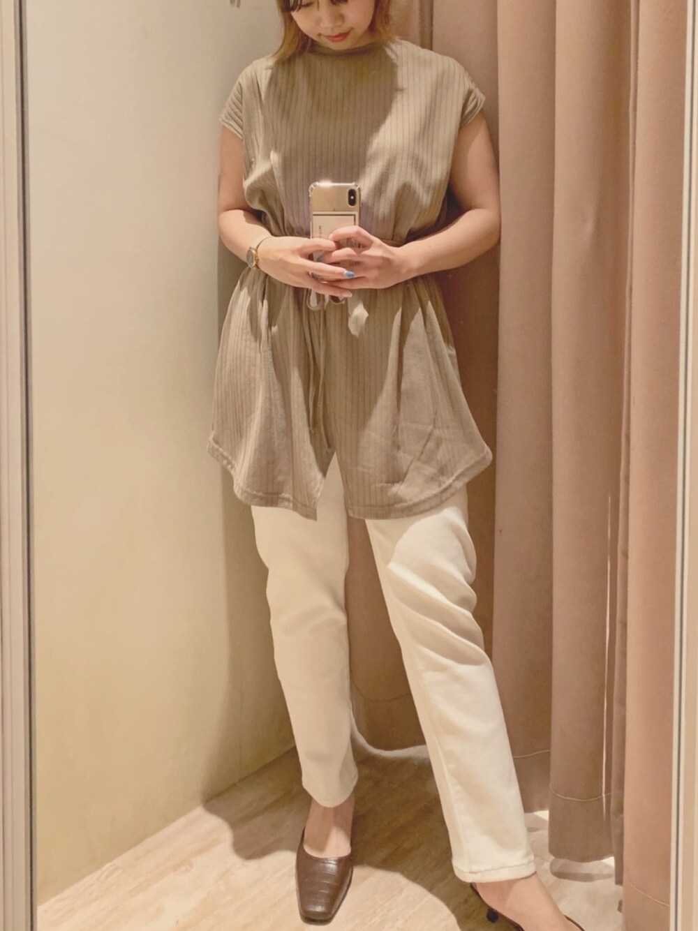 ベージュ系のTシャツ/カットソー、ホワイト系のデニムパンツ、ブラウン系のその他シューズを着用したレディースの夏コーディネートの1枚目の写真