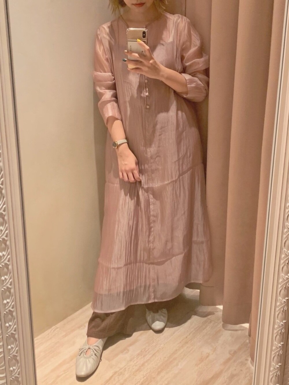 ピンク系のシャツ/ブラウス、グレー系のパンプス、ブラウン系のパンツを着用したレディースの秋コーディネートの1枚目の写真