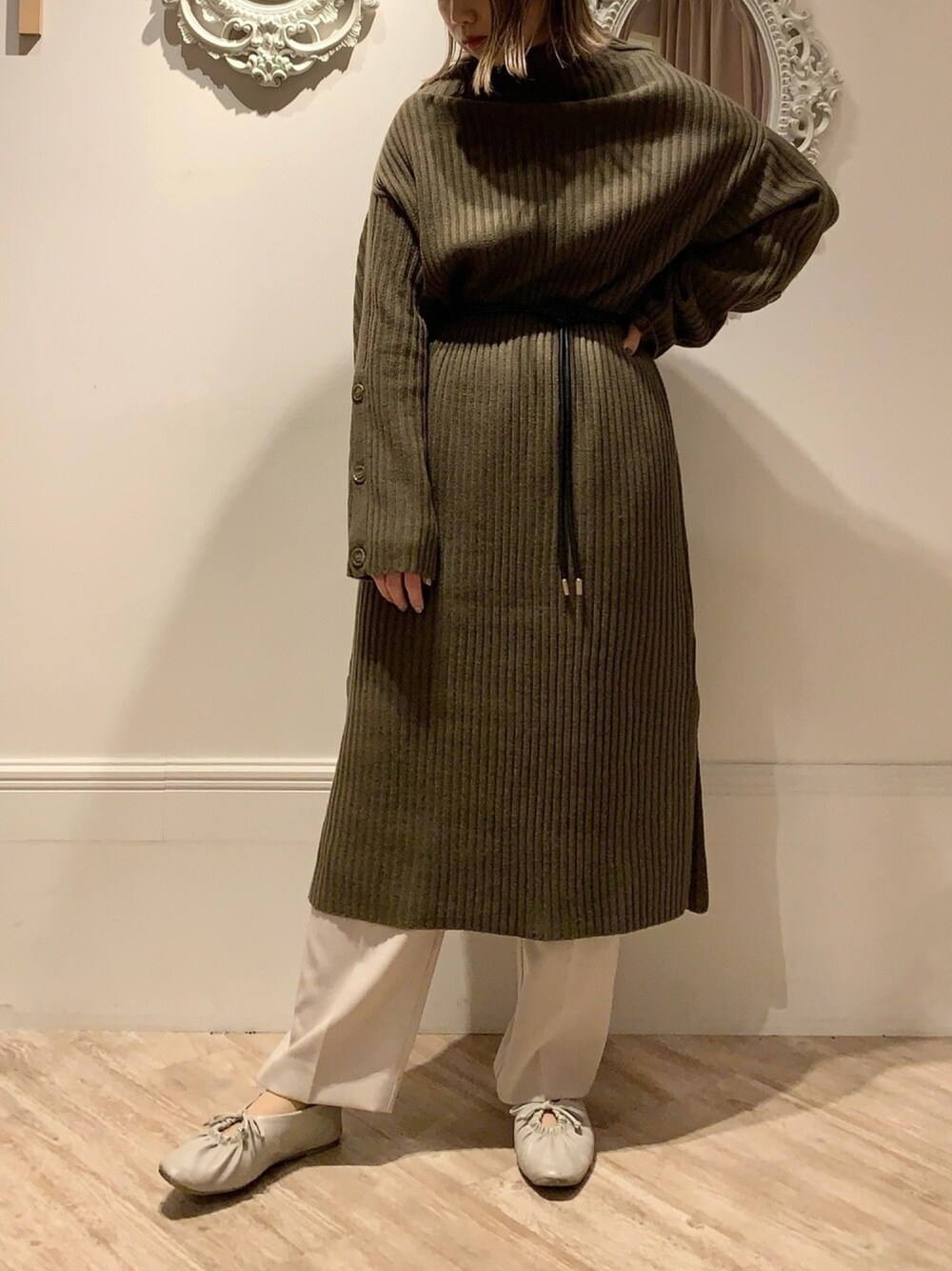 ブラウン系のワンピース、ベージュ系のその他パンツ、グレー系のパンプスを着用したレディースの秋コーディネートの1枚目の写真