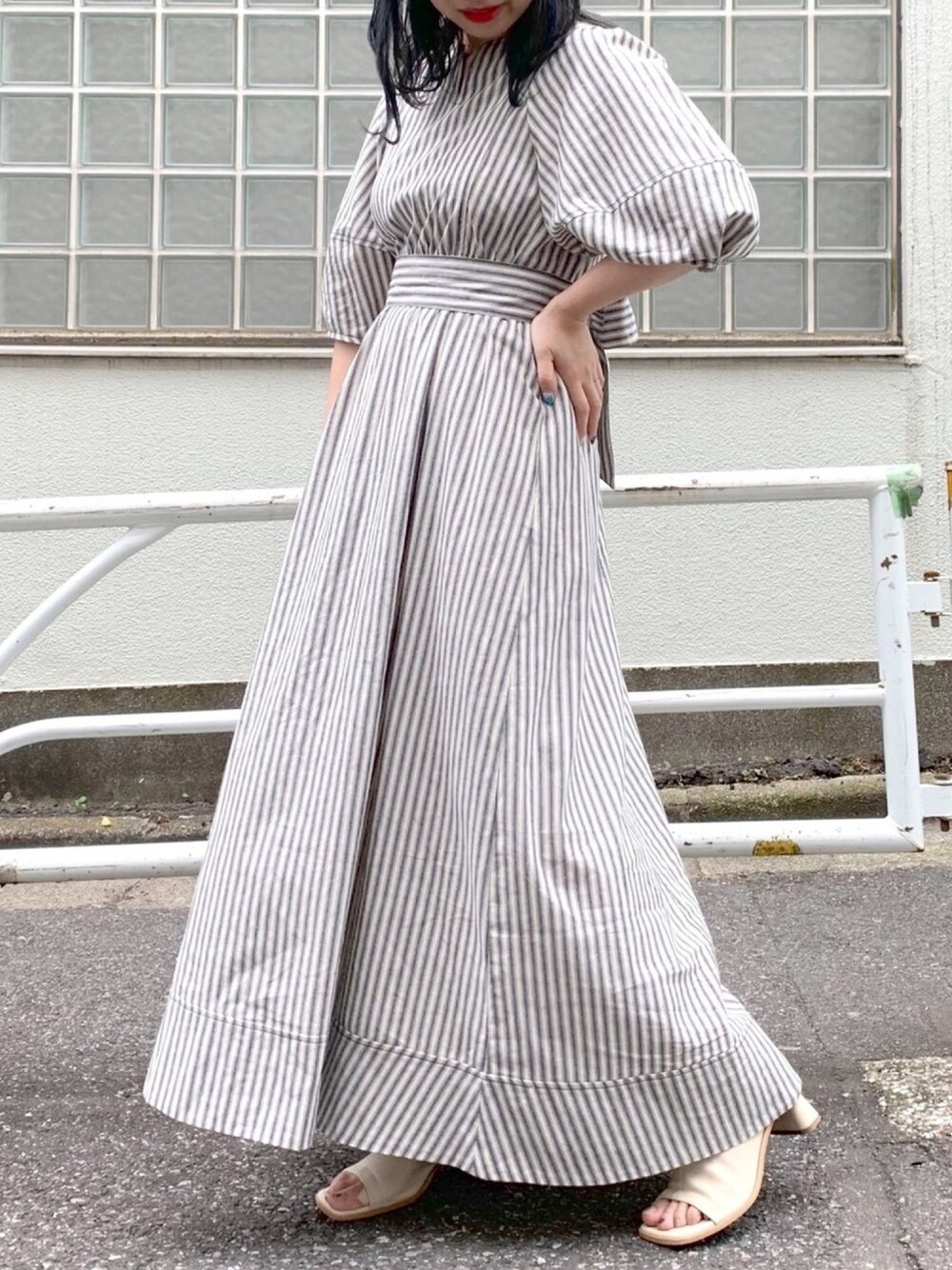 その他のワンピース、ホワイト系のサンダルを着用したレディースの夏コーディネートの1枚目の写真