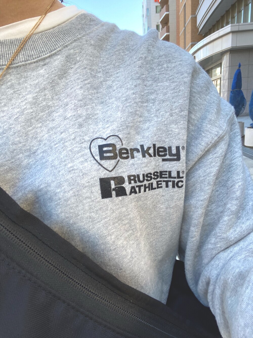 「春コーデ、シンプルコーデ、ゆるコーデ、シンプル、ラフコーデ、カジュアルコーデ、152cm」｜「Russell Athleticの別注 [ラッセルアスレチック×バークレー] SC ★ RS/BL GLR ロゴ スウェット クルー（スウェット、グレー系）」を使った、り☺︎さん（レディース・152cm）の春コーディネートの1枚目の写真