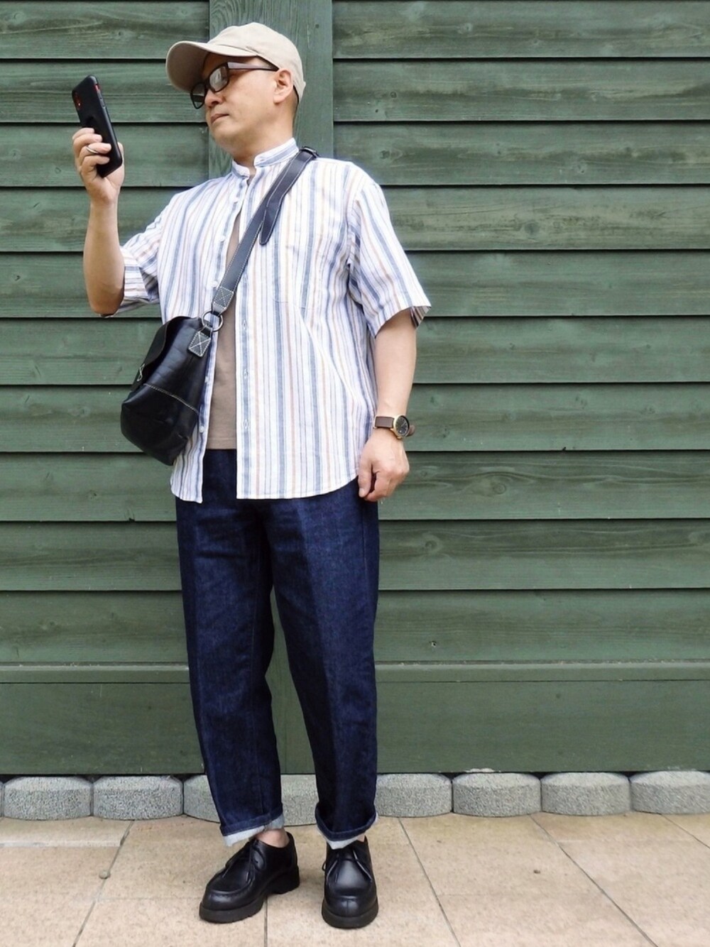 「大人カジュアル、きれいめカジュアル、ストライプシャツ、Tシャツ、テーパードパンツ、デニムパンツ、キャップ、レザーバッグ、レザーシューズ、低身長」｜「GUのアイテム（シャツ/ブラウス、ホワイト系）」を使った、SAT-TUNさん（メンズ・159cm）の夏コーディネートの1枚目の写真