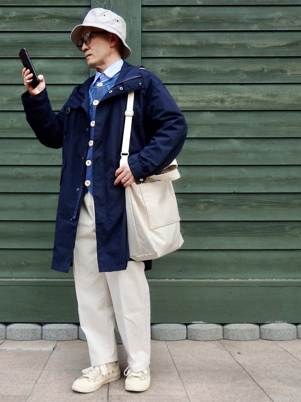 「グラデーション、プチプラ、メガネ男子、モッズコート、カーディガン、シェフパンツ、白パンツ、ブルー、バケットハット、トートバッグ」｜「coenのバルーンシルエットモッズコート（モッズコート、ブルー系）」を使った、SAT-TUNさん（メンズ・159cm）の春コーディネートの1枚目の写真