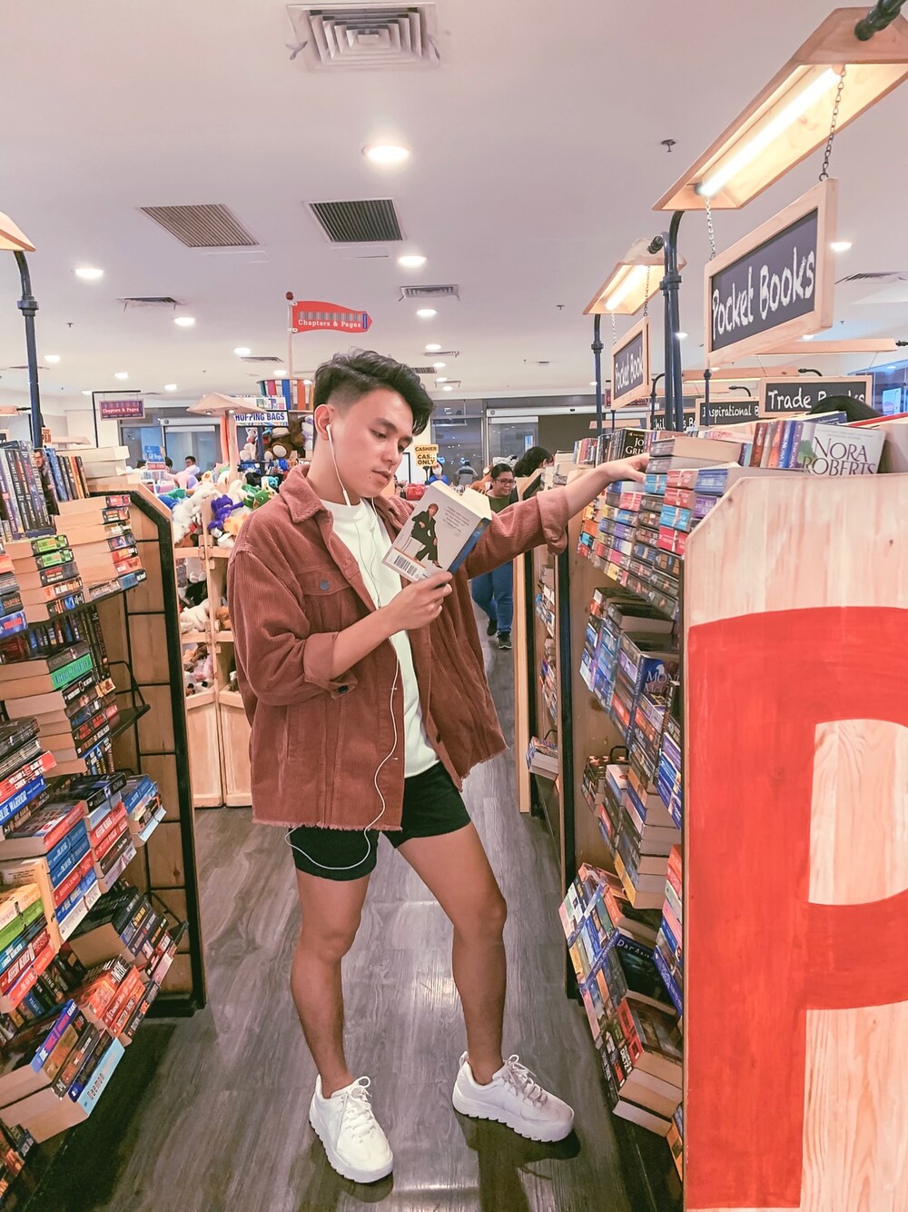 「ZARA、ZARA MAN、ZARATRF」｜「ZARAのアイテム（その他アウター、レッド系）」を使った、Enzo Alvaricoさん（メンズ・165cm）の春コーディネートの1枚目の写真