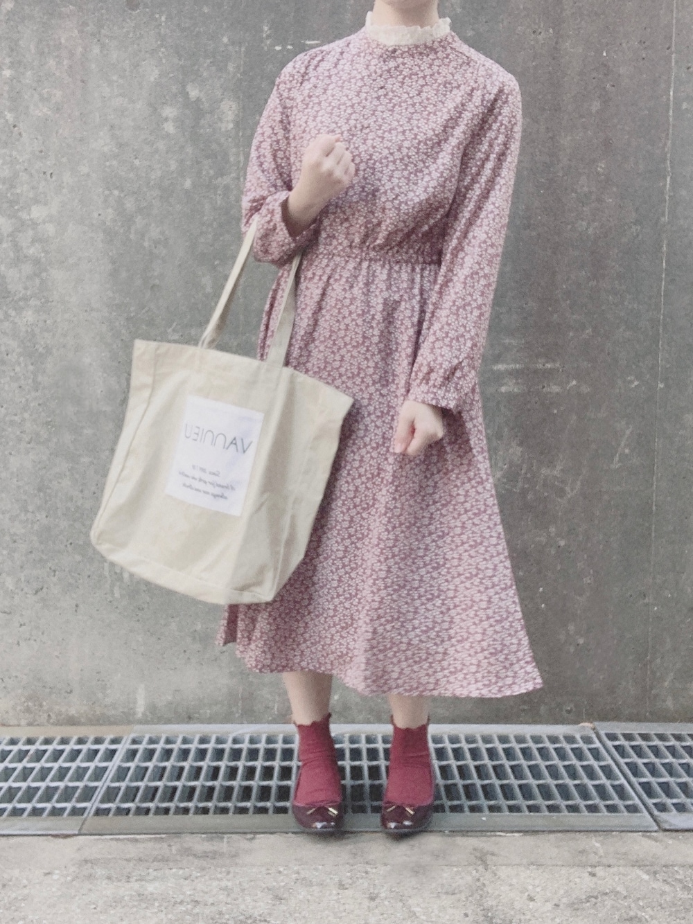 ホワイト系のTシャツ/カットソー、パープル系のワンピース、ベージュ系のトートバッグを着用したレディースの冬コーディネートの1枚目の写真