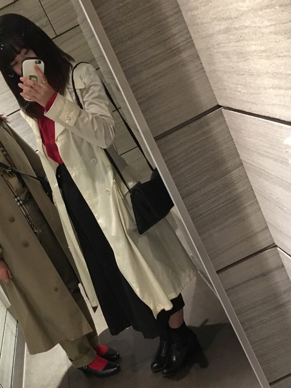 「DOLCE&GABBANA、トレンチコート、白、ナラカミーチェ、NARACAMICIE、ブラウス、赤、used」｜「usedのアイテム（パンツ、ブラック系）」を使った、ホソノユキノさん（レディース・161cm）の春コーディネートの1枚目の写真