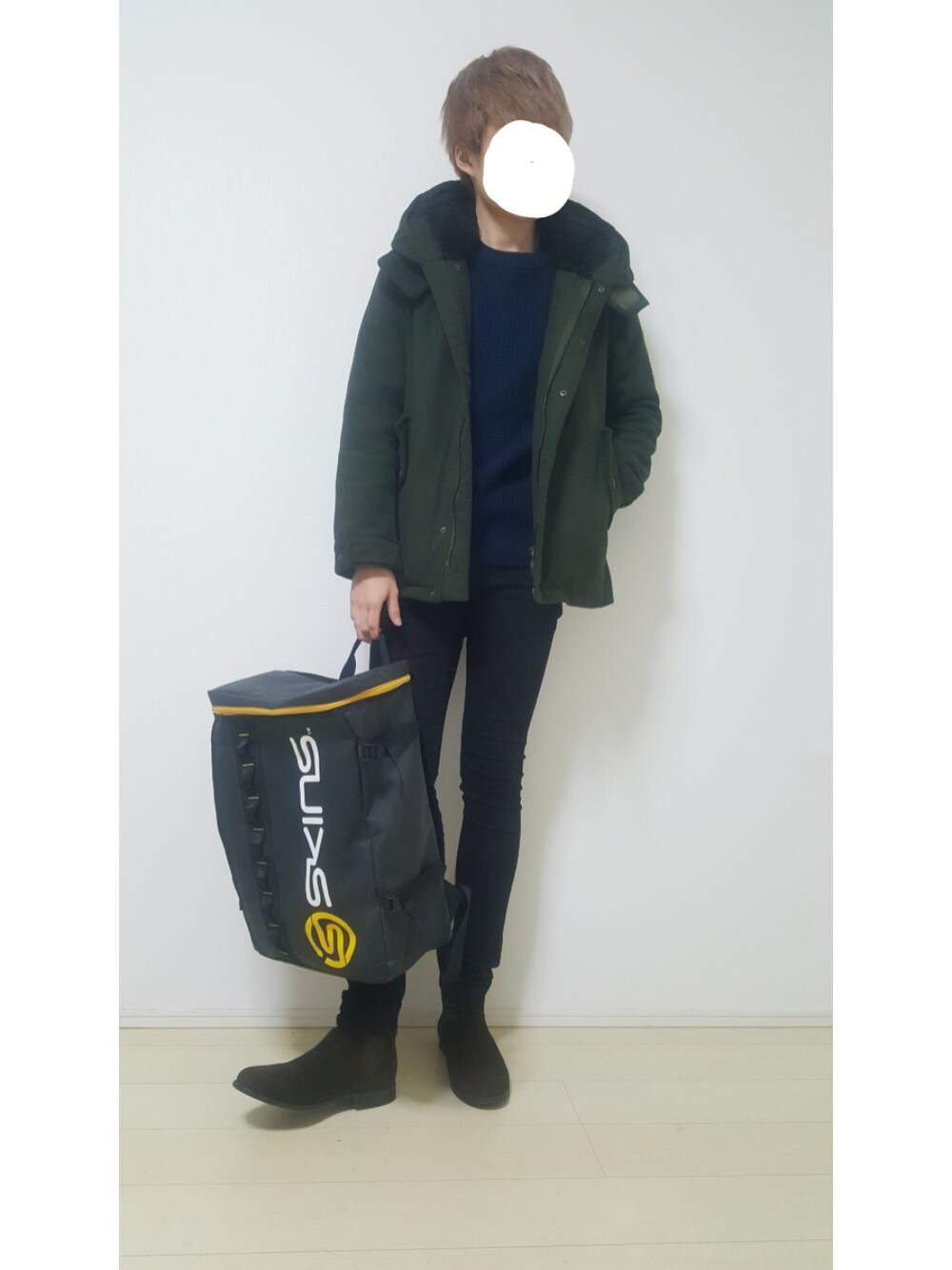 ブラック系のデニムパンツ、グリーン系のモッズコート、ブルー系のニット/セーターを着用したメンズの冬コーディネートの1枚目の写真