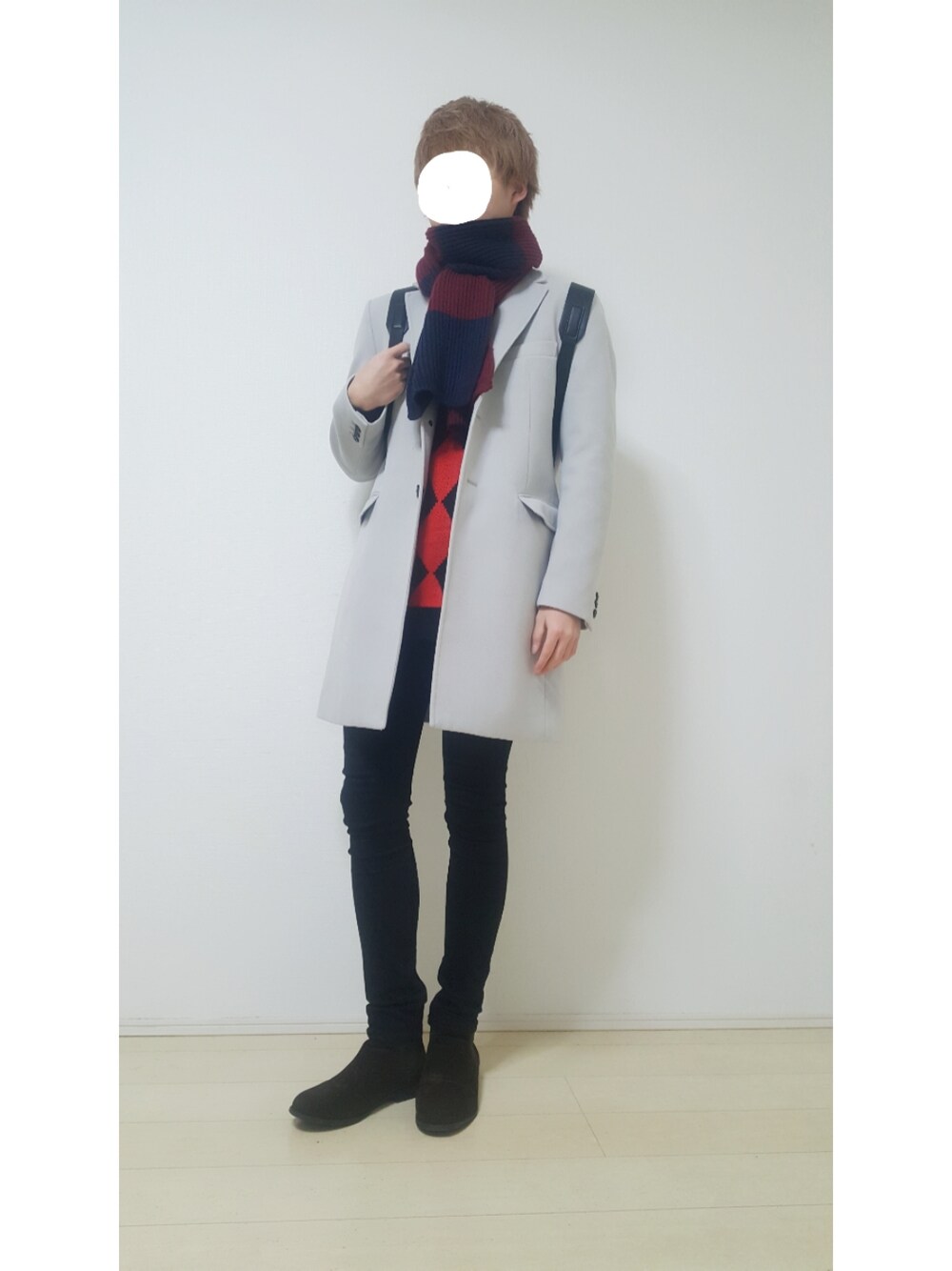 ブラック系のバックパック/リュック、グレー系のチェスターコート、ブラウン系のブーツを着用したメンズの冬コーディネートの1枚目の写真