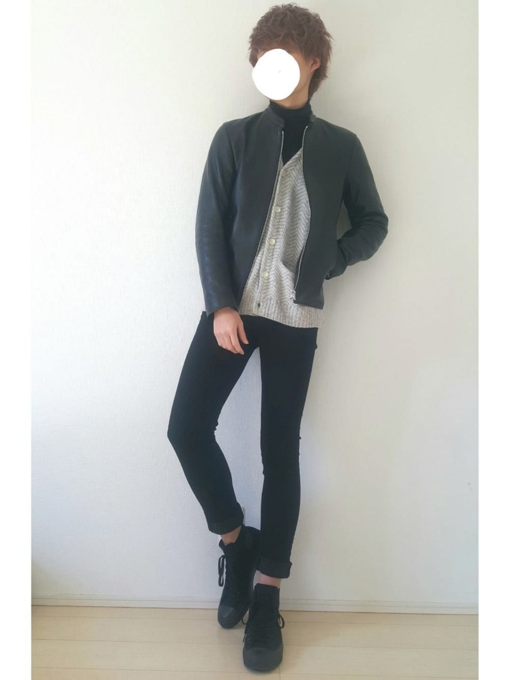 ブラック系のスニーカー、グレー系のカーディガン/ボレロ、ブラック系のライダースジャケットを着用したメンズの冬コーディネートの1枚目の写真