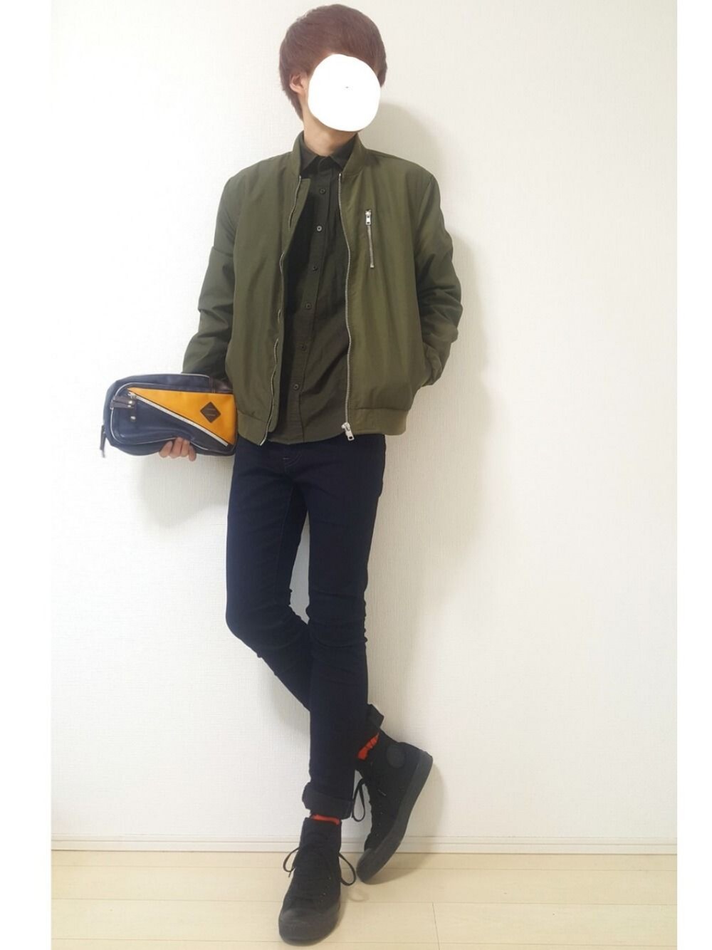 グリーン系のMA-1、グリーン系のシャツ/ブラウス、ブルー系のデニムパンツを着用したメンズの春コーディネートの1枚目の写真