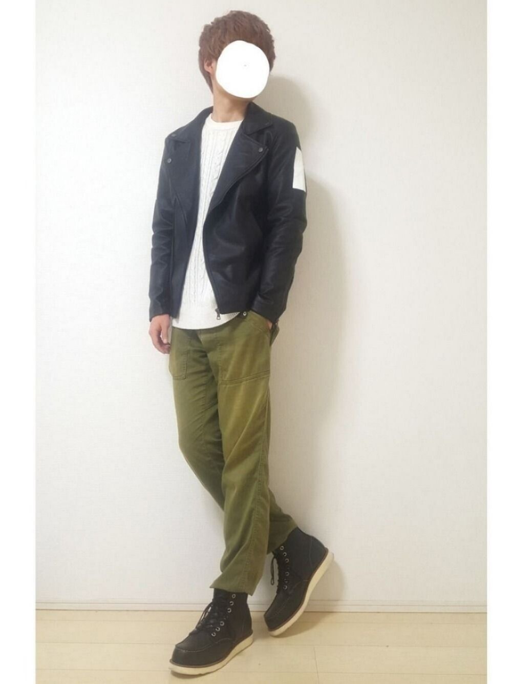 グリーン系のその他パンツ、ホワイト系のニット/セーター、ブラック系のライダースジャケットを着用したメンズの春コーディネートの1枚目の写真