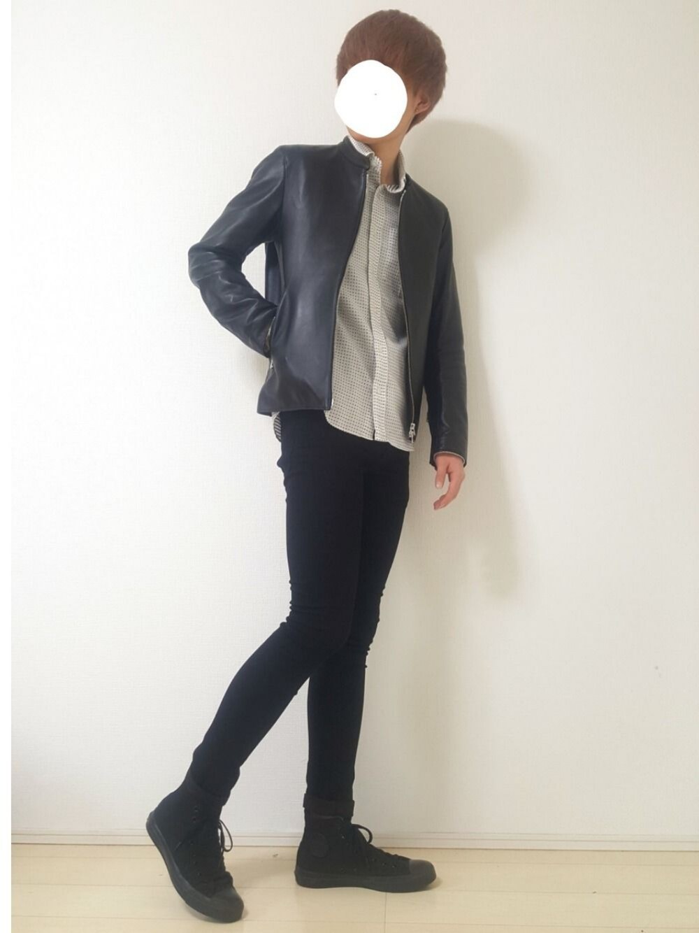 ブラック系のスニーカー、ブラック系のライダースジャケット、ホワイト系のシャツ/ブラウスを着用したメンズの春コーディネートの1枚目の写真