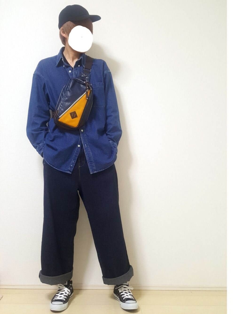 ブラック系のスニーカー、ブルー系のデニムパンツ、ブルー系のシャツ/ブラウスを着用したメンズの春コーディネートの1枚目の写真