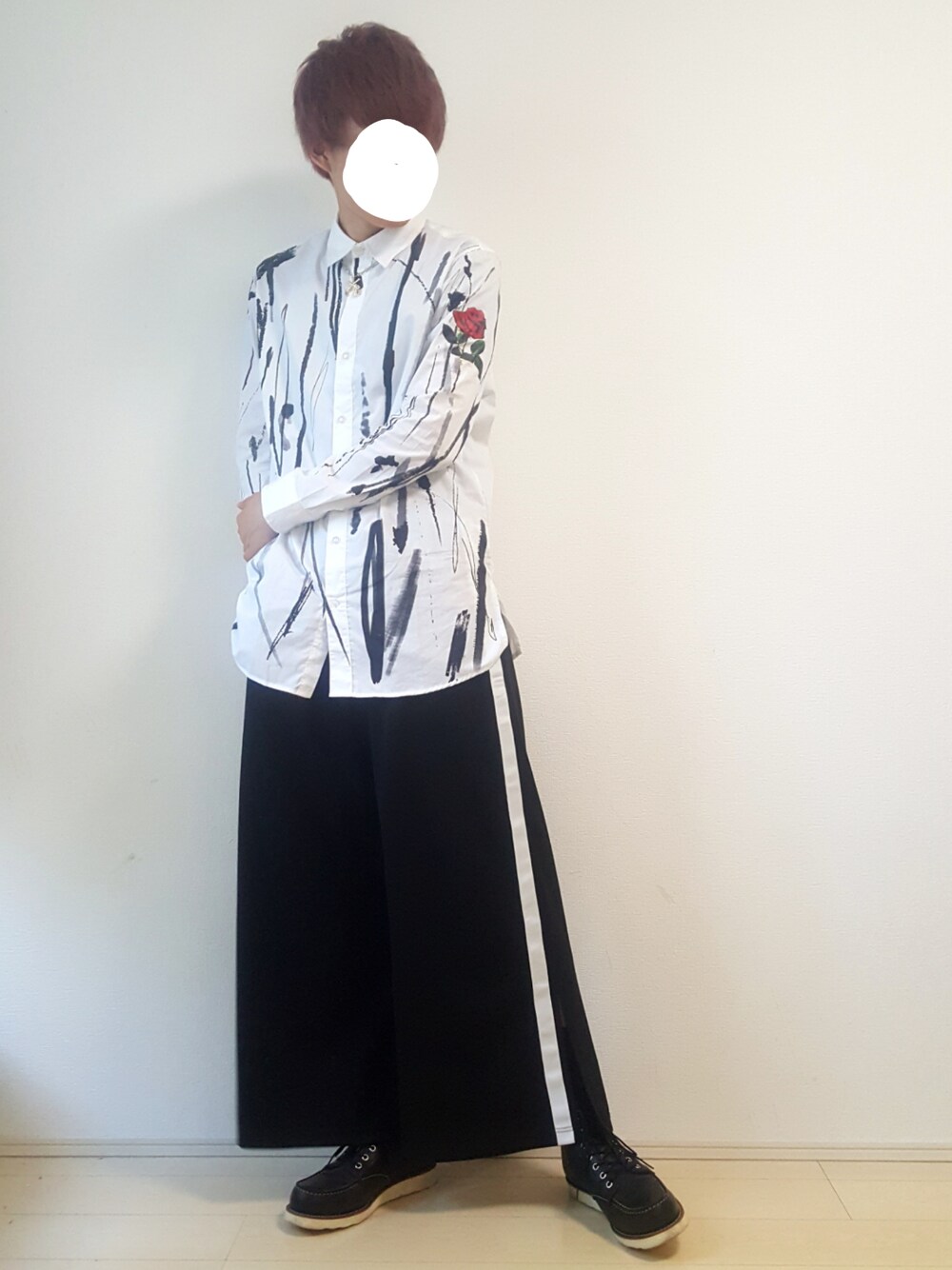 ブラック系のブーツ、ブラック系のその他パンツ、ホワイト系のシャツ/ブラウスを着用したメンズの春コーディネートの1枚目の写真