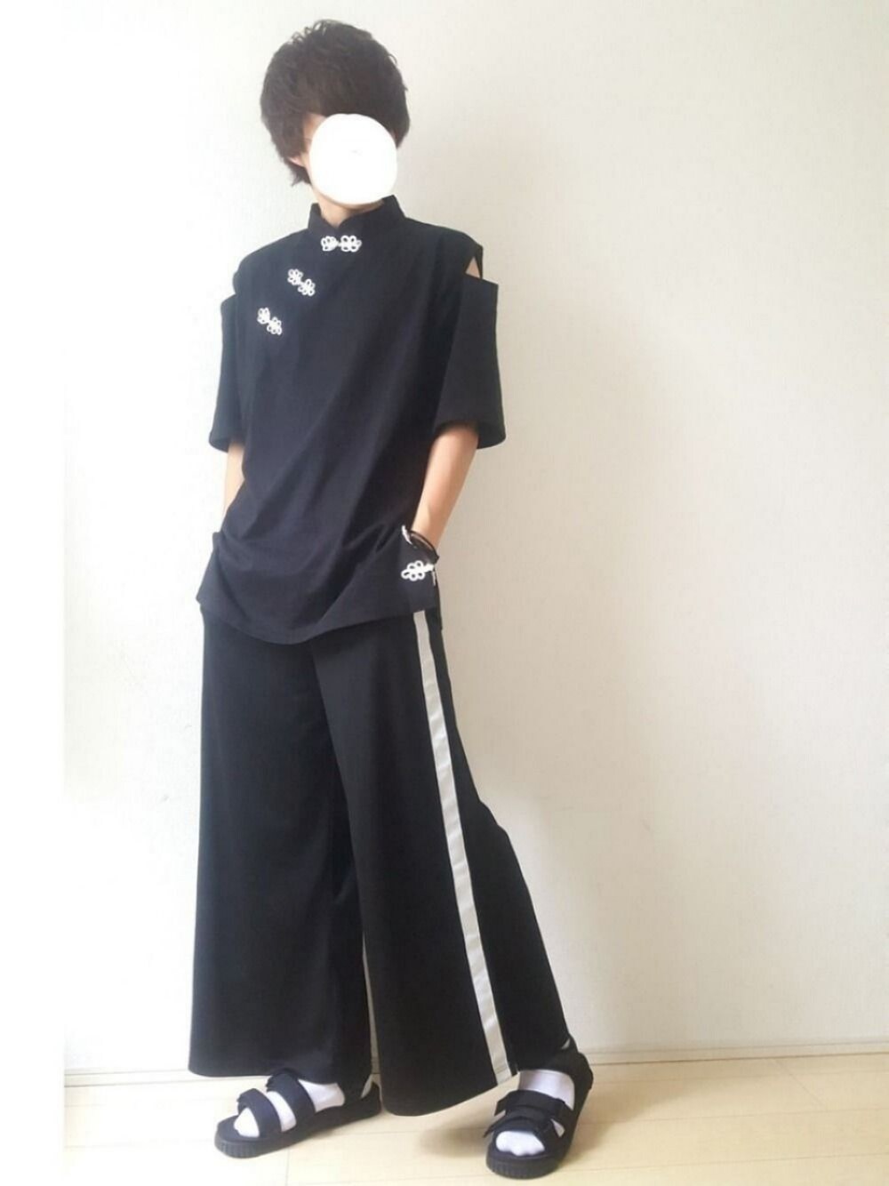 ブラック系のサンダル、ブラック系のTシャツ/カットソー、ブラック系のその他パンツを着用したメンズの夏コーディネートの1枚目の写真