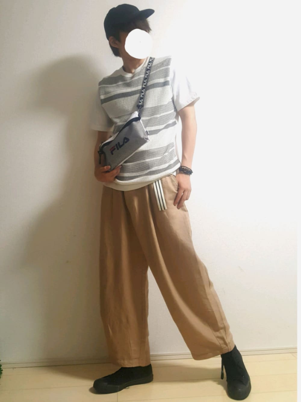 ベージュ系のその他パンツ、ブラック系のスニーカー、ホワイト系のショルダーバッグを着用したメンズの夏コーディネートの1枚目の写真