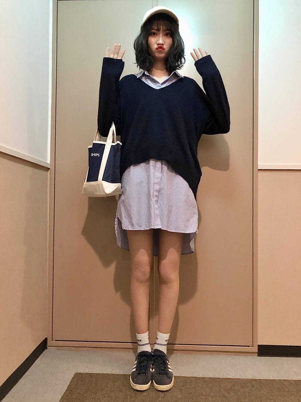 「秋冬コーデ、ニット、シャツワンピ、プチプラ、カジュアルコーデ、メンズライク、今日のコーデ、オーバーサイズ、ZARA、スニーカー」｜「ZARAのアイテム（シャツワンピース、ブルー系）」を使った、フウカさん（レディース・174cm）の秋コーディネートの1枚目の写真