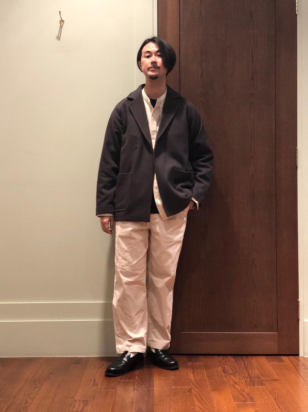 「休日スタイル、冬コーデ、シンプル、カジュアルコーデ、大人コーデ、きれいめカジュアル、オトナカジュアル、オフホワイト、ホワイト、ブラウン」｜「URBAN RESEARCHのウールビーバージャコット（その他アウター、ベージュ系）」を使った、FUJIWARAさん（メンズ・177cm）の冬コーディネートの1枚目の写真
