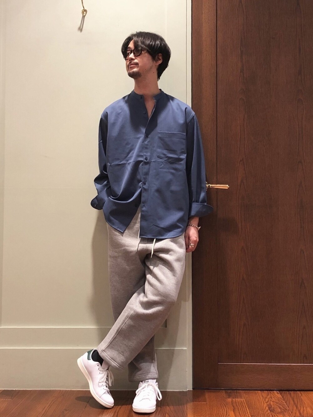 「シンプルコーデ、春コーデ、カジュアル、オトナカジュアル、大人カジュアル、大人コーデ、スウェット、シャツスタイル、スニーカー、バンドカラー」｜「URBAN RESEARCHのWASHABLEウールバンドカラーシャツ（シャツ/ブラウス、ブルー系）」を使った、FUJIWARAさん（メンズ・177cm）の冬コーディネートの1枚目の写真