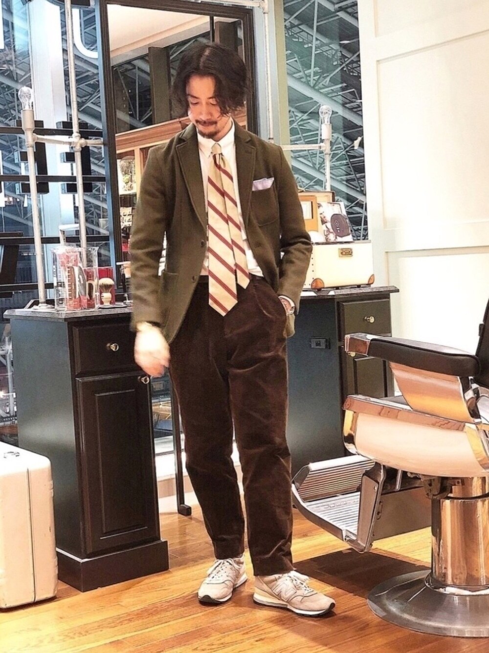 「ジャケット、スラックス、ジャケットスタイル、プレッピー、ネクタイ、メンズライク、スニーカー、ニューバランス、アースカラー、アーバンリサーチ」｜「NEW BALANCEのM996（スニーカー、グレー系）」を使った、FUJIWARAさん（メンズ・177cm）の秋コーディネートの1枚目の写真