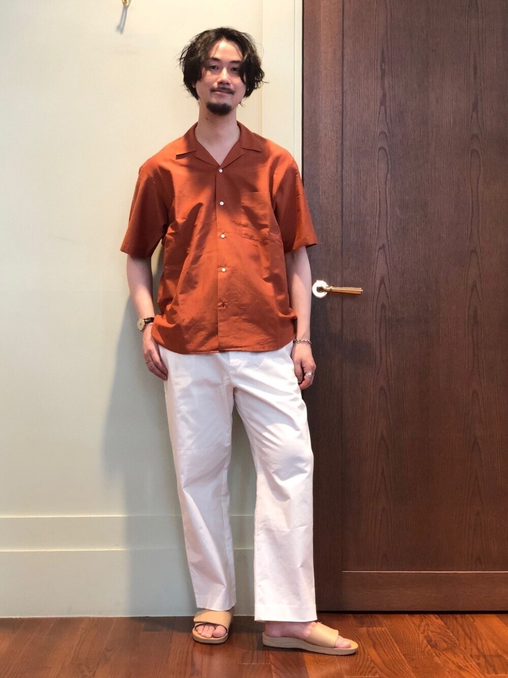 「シンプル、白パンツ、シンプルコーデ、シャツスタイル、オープンカラーシャツ、サンダル、夏コーデ、半袖シャツ、大人カジュアル、リラックススタイル」｜「URBAN RESEARCHのコットンシルクショートスリーブオープンカラーシャツ（シャツ/ブラウス、ブラウン系）」を使った、FUJIWARAさん（メンズ・177cm）の春コーディネートの1枚目の写真
