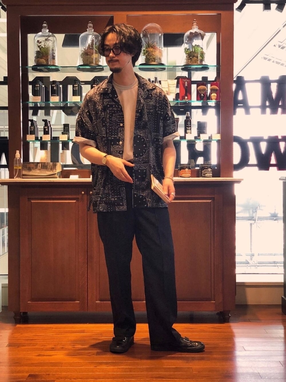 「休日スタイル、シンプルコーデ、大人カジュアル、モード、スニーカーコーデ、サングラス、柄シャツ、ビッグシルエット、韓国ファッション、オープンカラーシャツ」｜「URBAN RESEARCHのURBAN RESEARCH iD　PRINT OPEN COLLAR SHIRTS（シャツ/ブラウス、その他）」を使った、FUJIWARAさん（メンズ・177cm）の春コーディネートの1枚目の写真