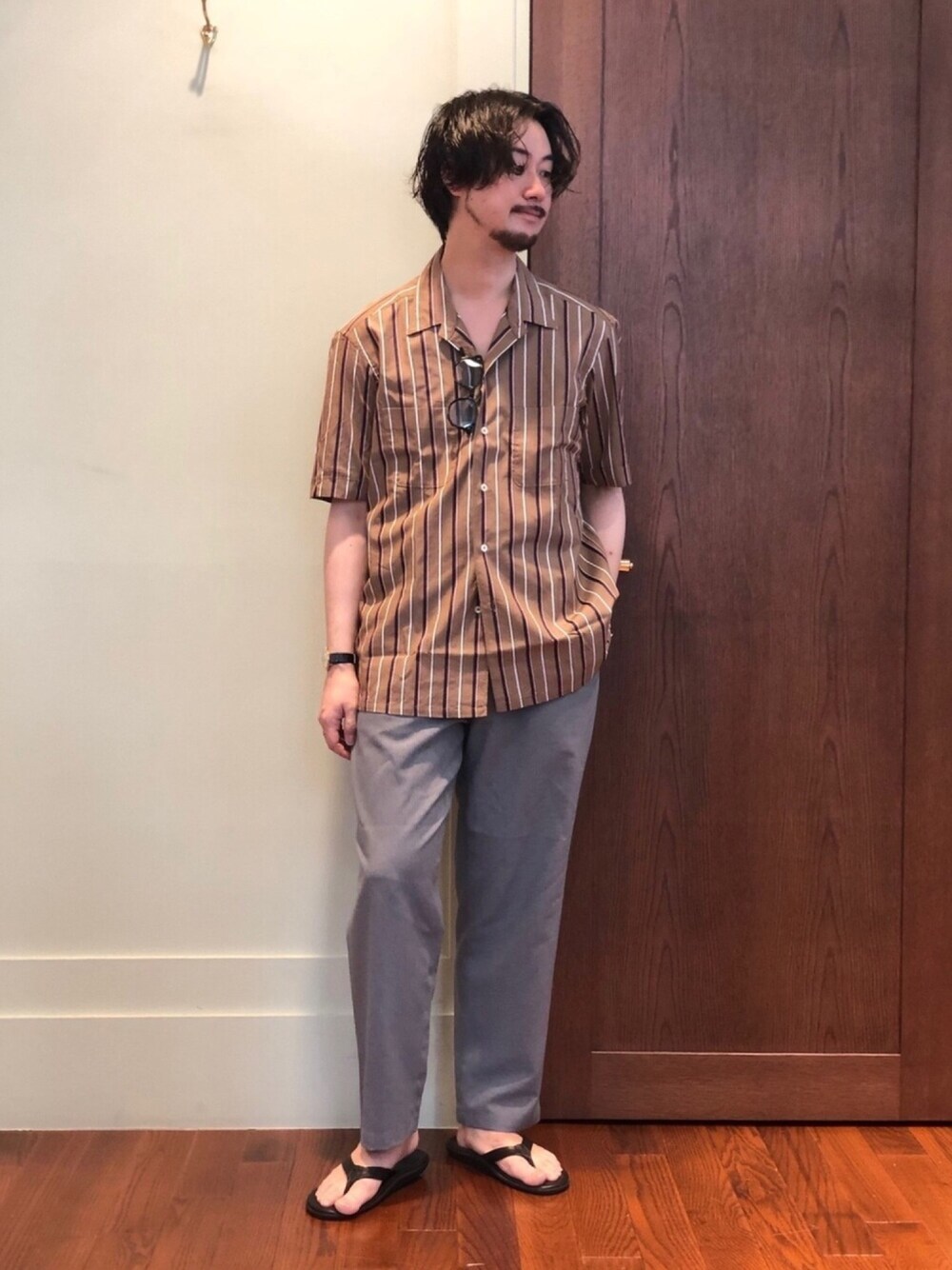 「大人カジュアル、サンダル、シャツスタイル、ストライプ、オープンカラーシャツ、シンプルコーデ、柄シャツ、リラックススタイル、きれいめカジュアル、カジュアル」｜「FREEMANS SPORTING CLUBのアイテム（シャツ/ブラウス、その他）」を使った、FUJIWARAさん（メンズ・177cm）の春コーディネートの1枚目の写真