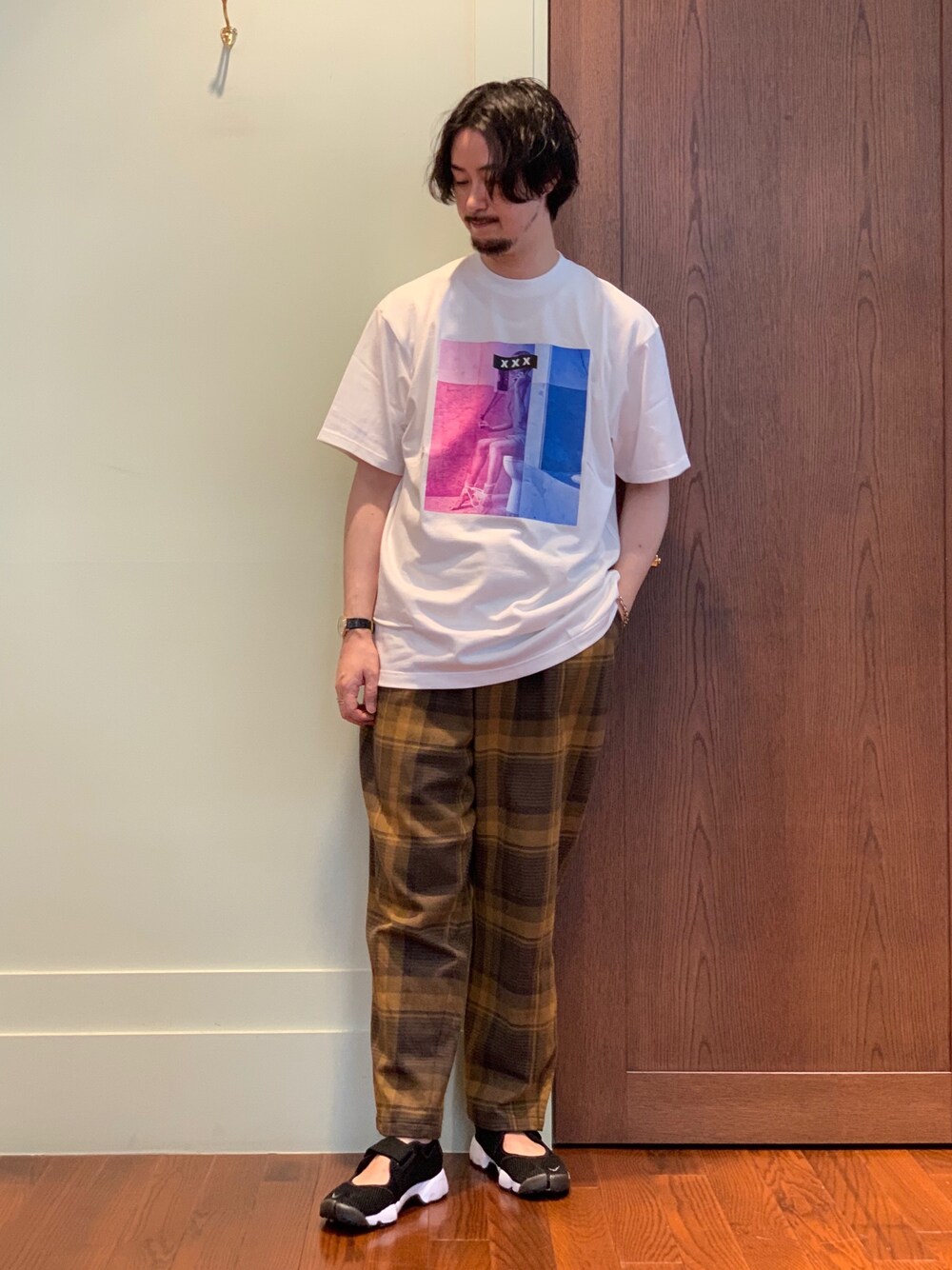 「これが私をアゲる服、ストリート、プリントT、スニーカー、シンプルコーデ、チェック、ビッグシルエット、メッシュ、カジュアル、大人カジュアル」｜「GOD SELECTION XXXのアイテム（Tシャツ/カットソー、ホワイト系）」を使った、FUJIWARAさん（メンズ・177cm）の春コーディネートの1枚目の写真
