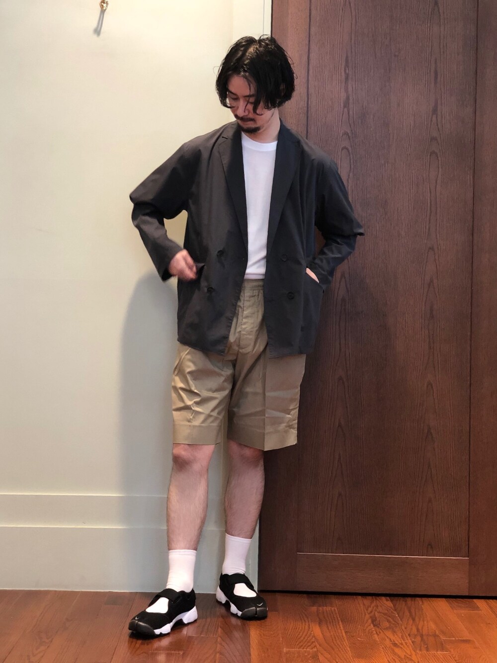 「これが私をアゲる服、シンプルコーデ、メッシュ、大人カジュアル、ショートパンツ、ジャケット、タックイン、ロゴT、夏コーデ、エアリフト」｜「URBAN RESEARCHのバイオストレッチWジャケット（テーラードジャケット、ブラック系）」を使った、FUJIWARAさん（メンズ・177cm）の春コーディネートの1枚目の写真