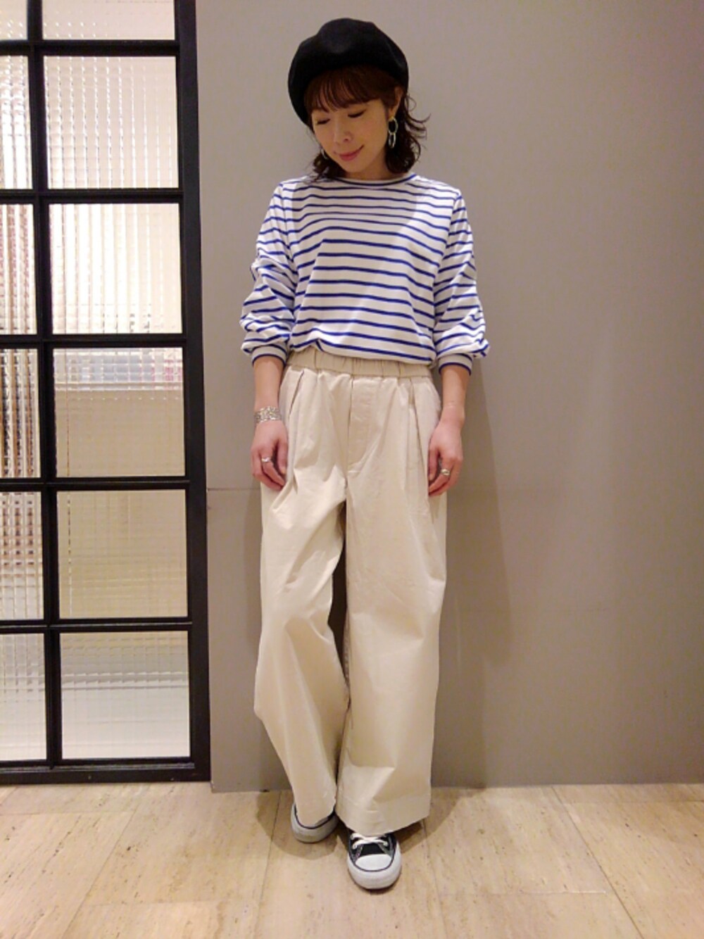 「カジュアル、ボーダー、パンツスタイル、春コーデ、ゆるコーデ」｜「LEPSIMの20チノタックワイドパンツ　775322（チノパンツ、ホワイト系）」を使った、mayaさん（レディース・158cm）の冬コーディネートの1枚目の写真