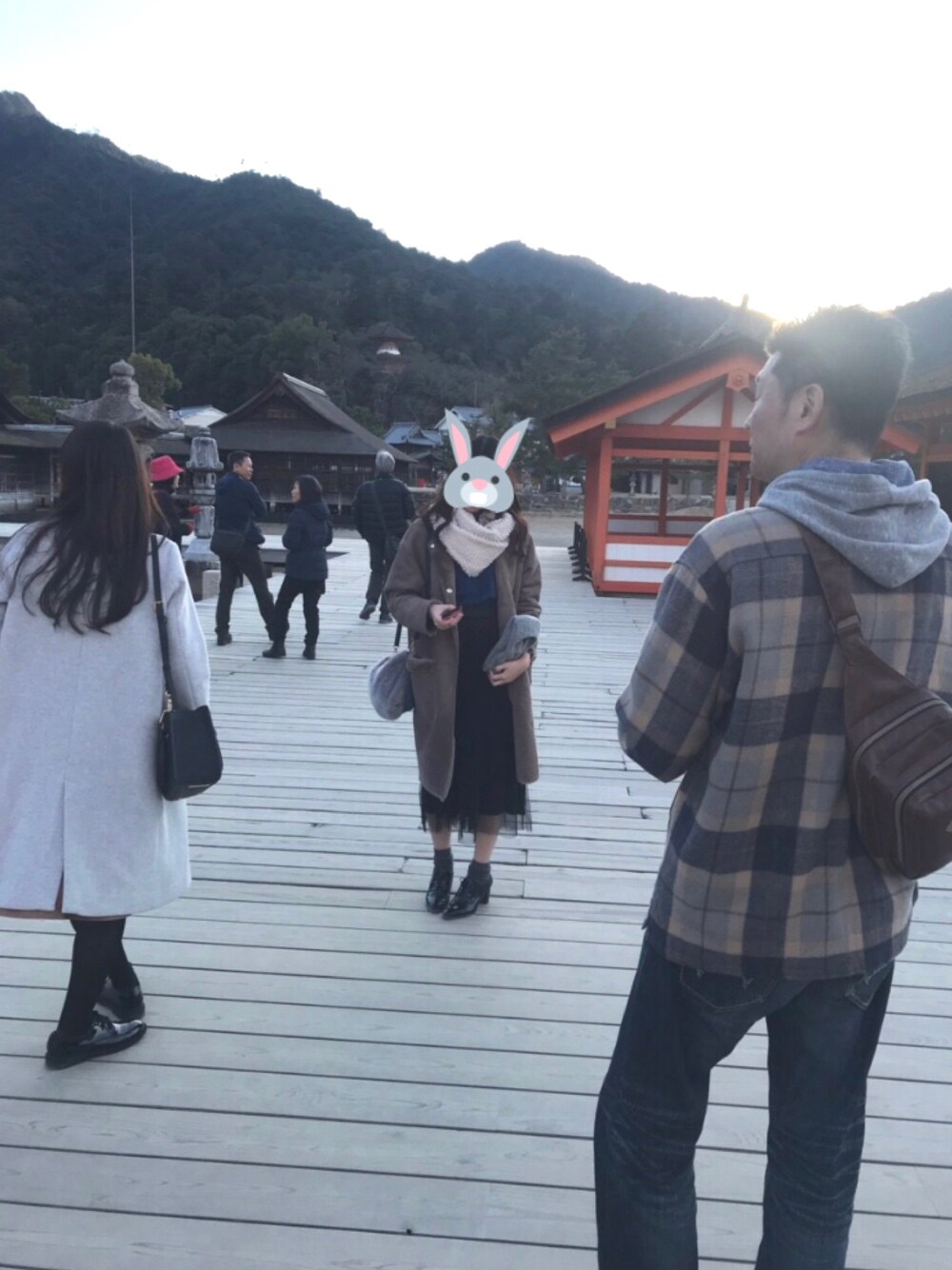 「大人カジュアル、チュールスカート、モコモコアウター、モコモコニット、もこもこコーデ、青ニット、広島、宮島」｜「LOWRYS FARMのマニッシュヒールシューズ　809294（ドレスシューズ、ブラック系）」を使った、🐝🍫くそおもかたぴー🐰🍯さん（レディース・165cm）の冬コーディネートの1枚目の写真
