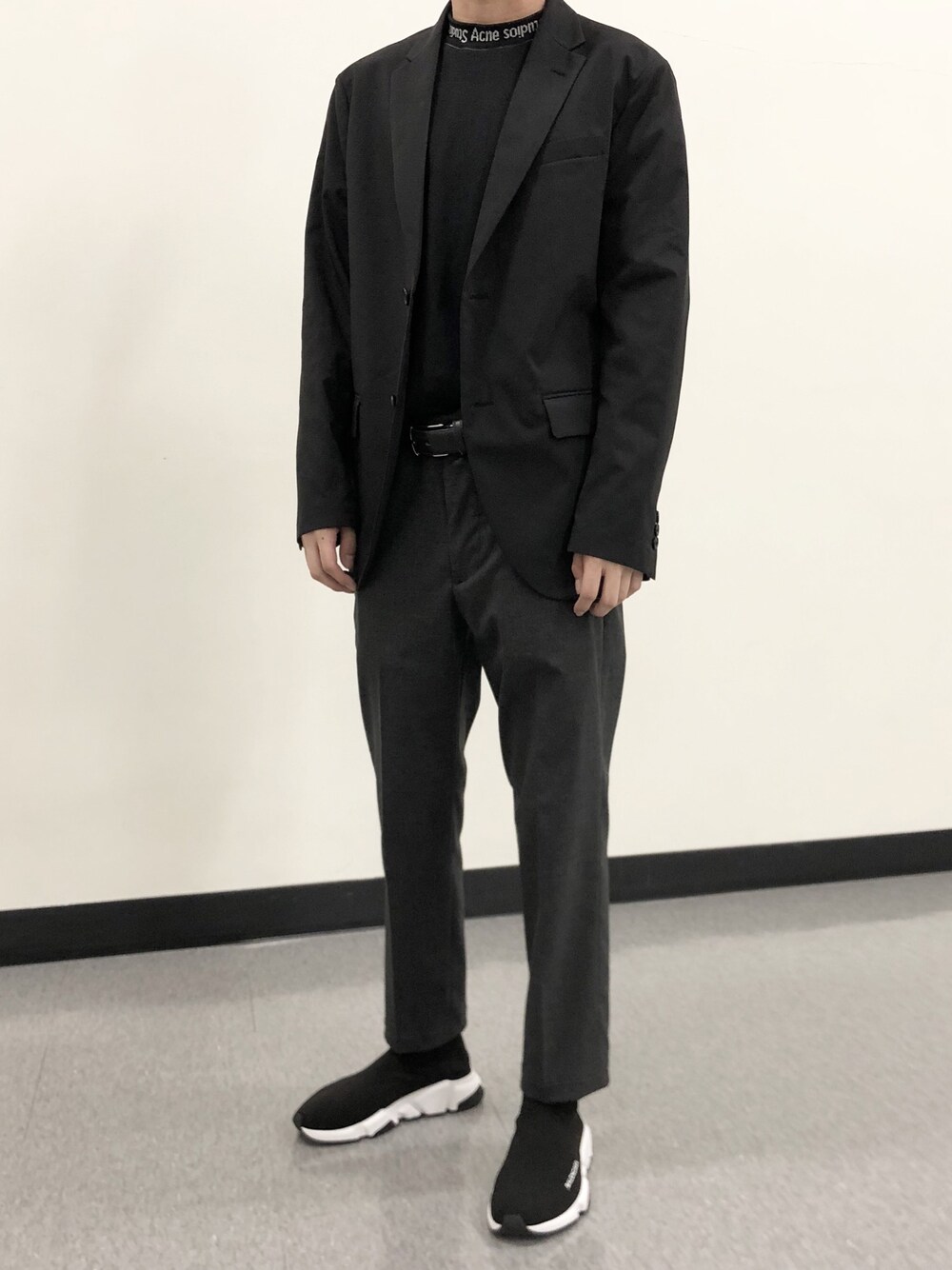 「AcneStudios、UNIQLO、BALENCIAGA」｜「UNIQLOのEZYタックアンクルパンツ（その他パンツ、グレー系）」を使った、村人Cさん（メンズ・166cm）の秋コーディネートの1枚目の写真