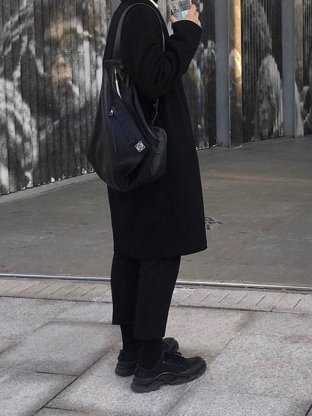 「ACNE、AcneStudios、LOEWE、RAF SIMONS」｜「Acne Studiosのアイテム（トレンチコート、ブラック系）」を使った、村人Cさん（メンズ・166cm）の冬コーディネートの1枚目の写真