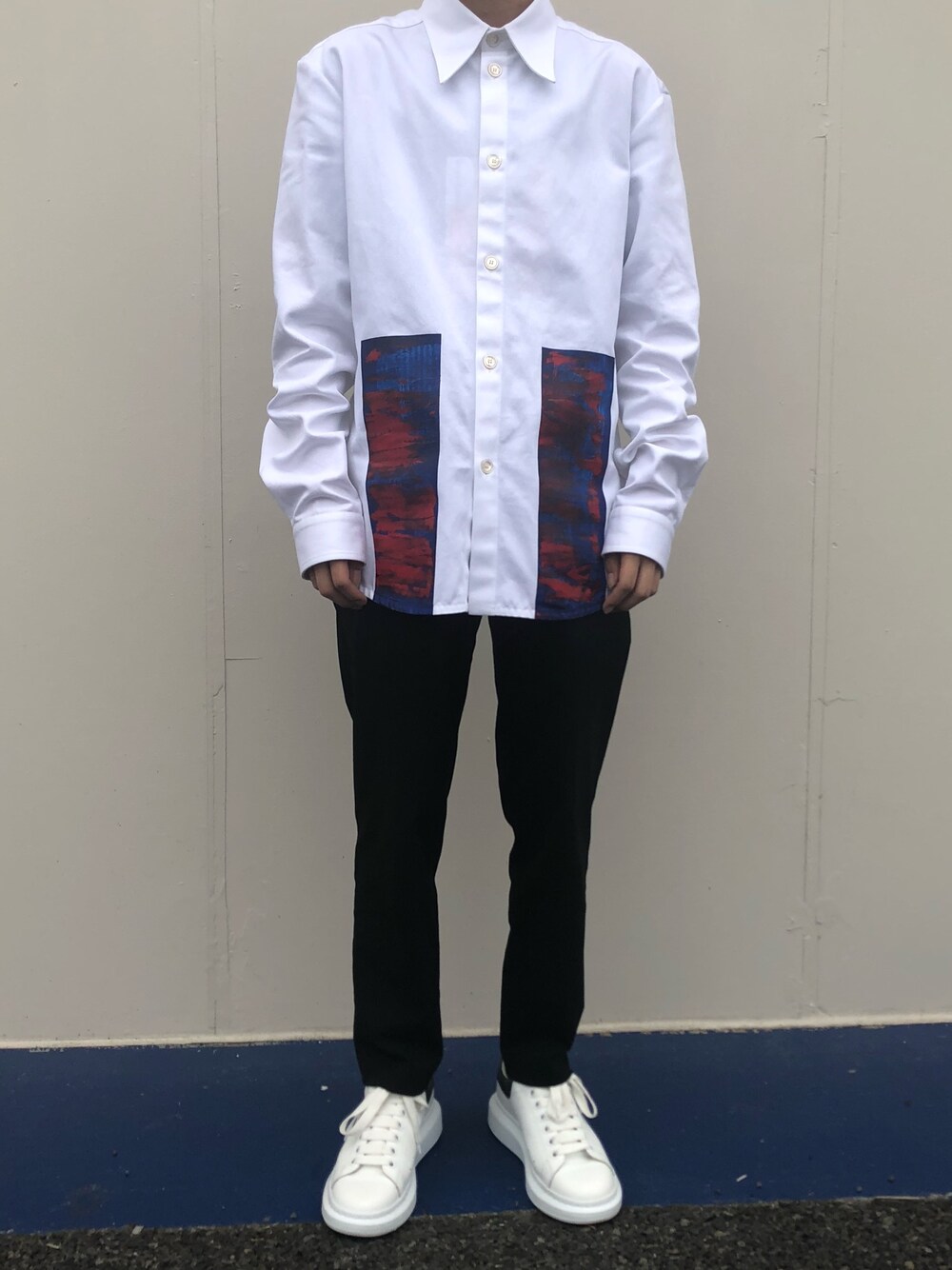 「おしゃれさんと繋がりたい、スニーカー、NAMACHEKO、Alexander McQueen」｜「NAMACHEKOのアイテム（シャツ/ブラウス、ホワイト系）」を使った、村人Cさん（メンズ・165cm）の夏コーディネートの1枚目の写真