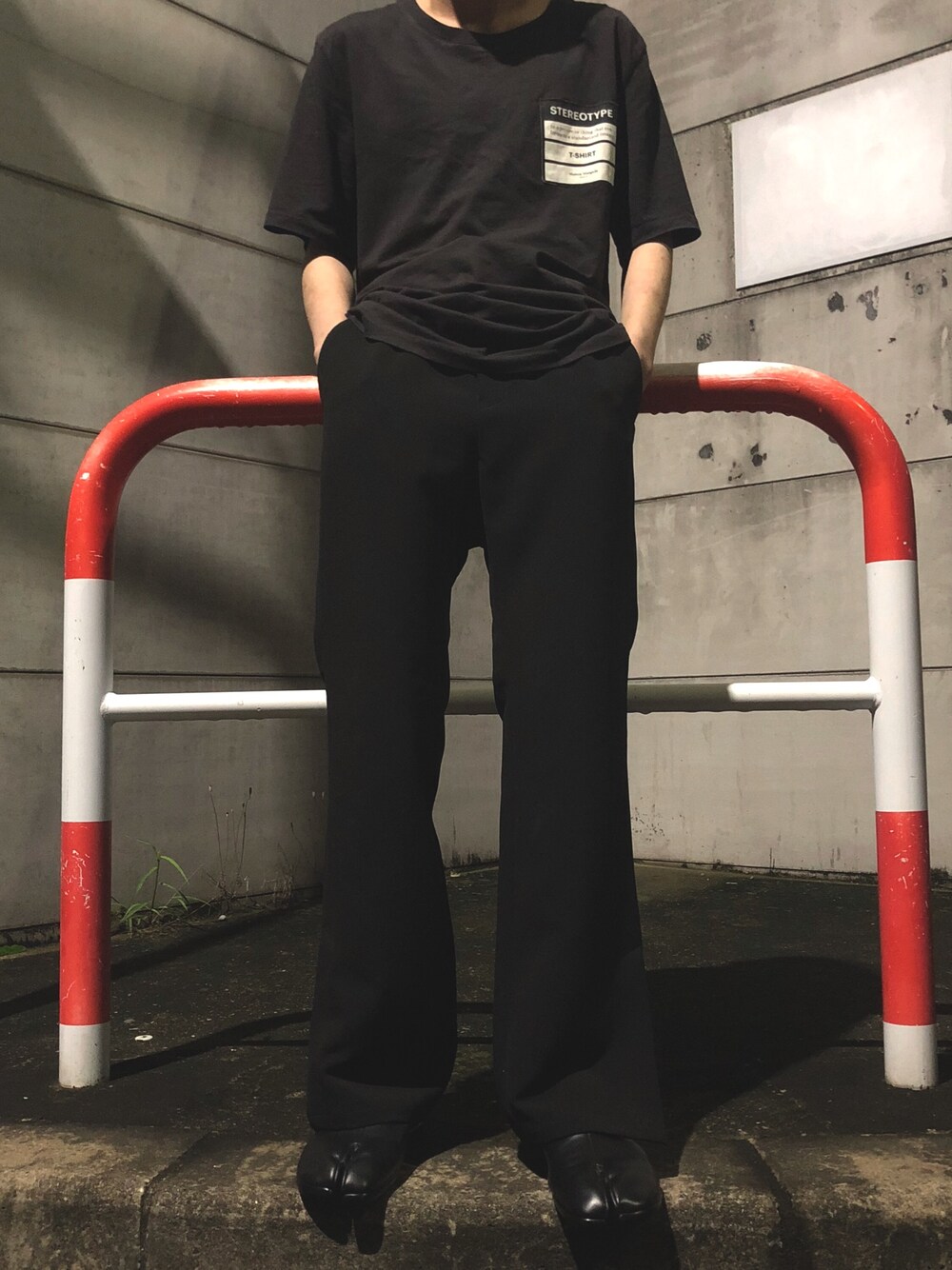 「今日のコーデ、黒、ブラックコーデ、HARE、Maison Margiela」｜「Maison Margielaのアイテム（Tシャツ/カットソー、ブラック系）」を使った、村人Cさん（メンズ・166cm）の夏コーディネートの1枚目の写真