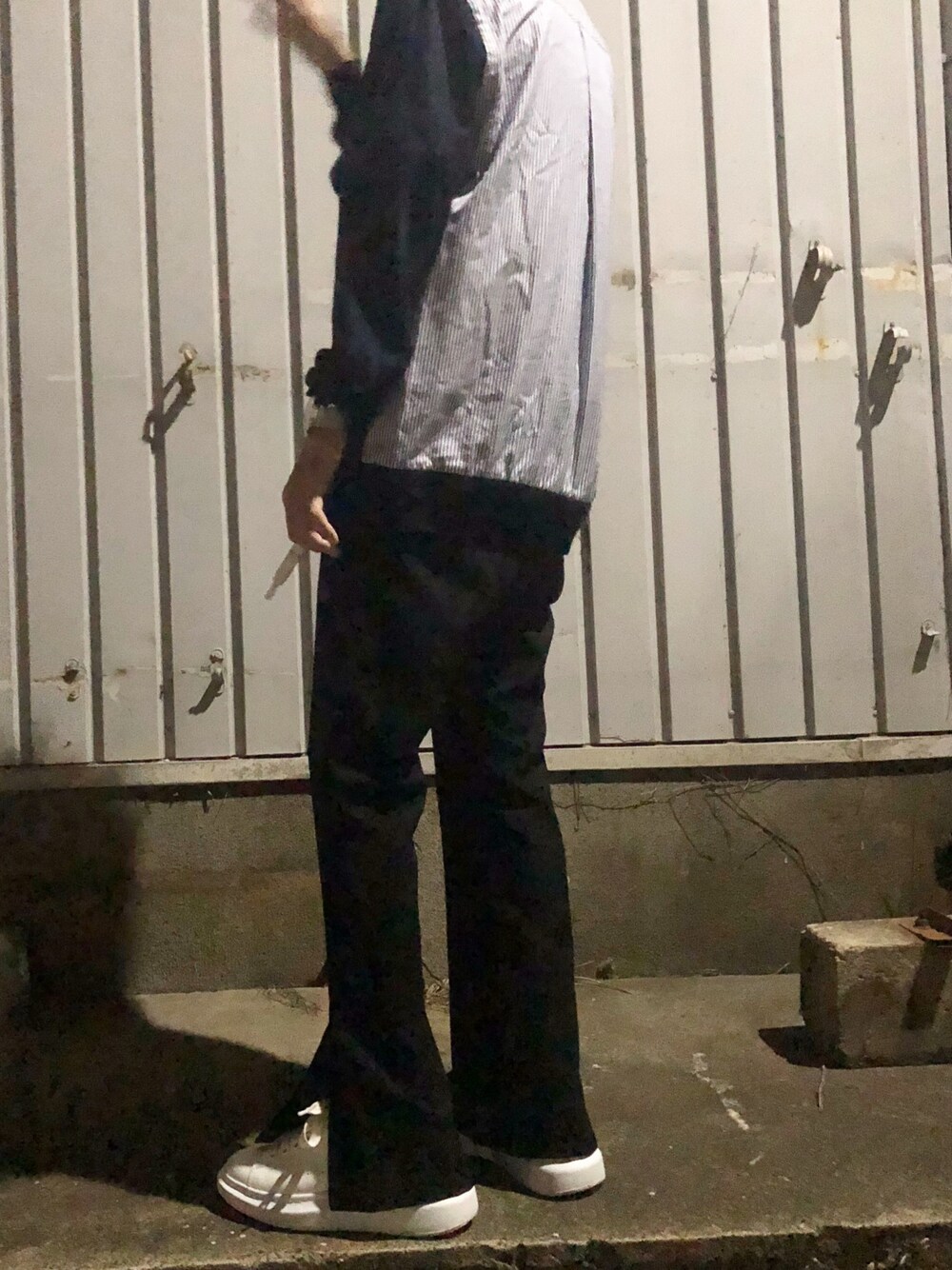 「Alexander McQueen、sacai」｜「SacaiのSACAI Sweaters（ニット/セーター、ブルー系）」を使った、村人Cさん（メンズ・166cm）の秋コーディネートの1枚目の写真