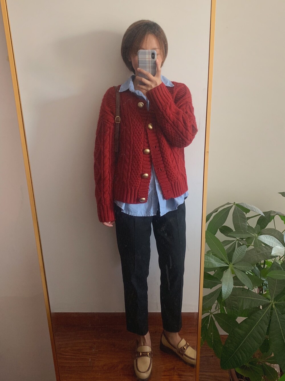 レッド系のアンサンブルを着用したレディースの冬コーディネートの1枚目の写真