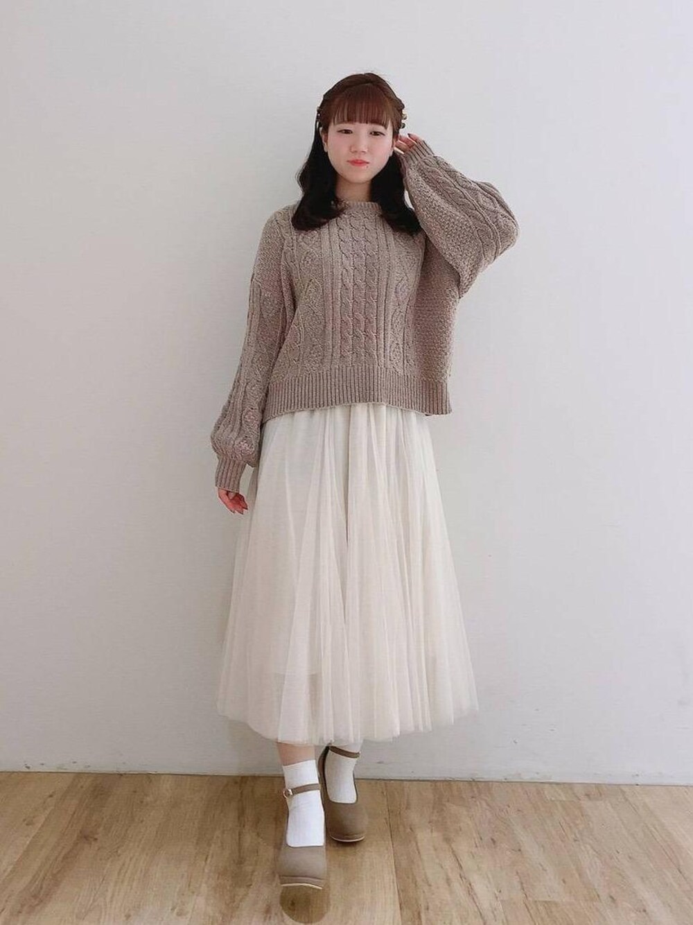 「ワントーンコーデ、チュールスカート、ヘアアレンジ、MAJESTIC LEGON、低身長コーデ、マジェスティックレゴン、モールニット、ラテコーデ、エスパル仙台、エスパル仙台店」｜「MAJESTIC LEGONのフカフカパンプス（パンプス、ブラウン系）」を使った、マジェスティックレゴンエスパル仙台店スタッフさん（レディース・157cm）の冬コーディネートの1枚目の写真