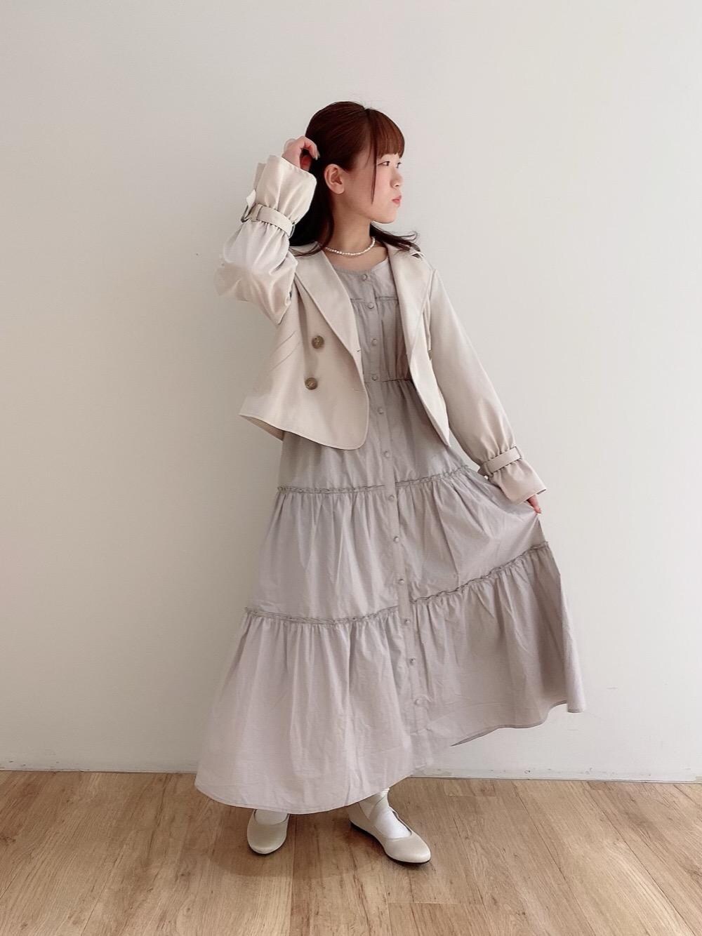 「ワンピース、トレンチ、デート、バレエシューズ、MAJESTIC LEGON、低身長、マジェスティックレゴン、ティアード、エスパル仙台、エスパル仙台店」｜「MAJESTIC LEGONのクロスゴムバレエシューズ（バレエシューズ、ホワイト系）」を使った、マジェスティックレゴンエスパル仙台店スタッフさん（レディース・153cm）の冬コーディネートの1枚目の写真