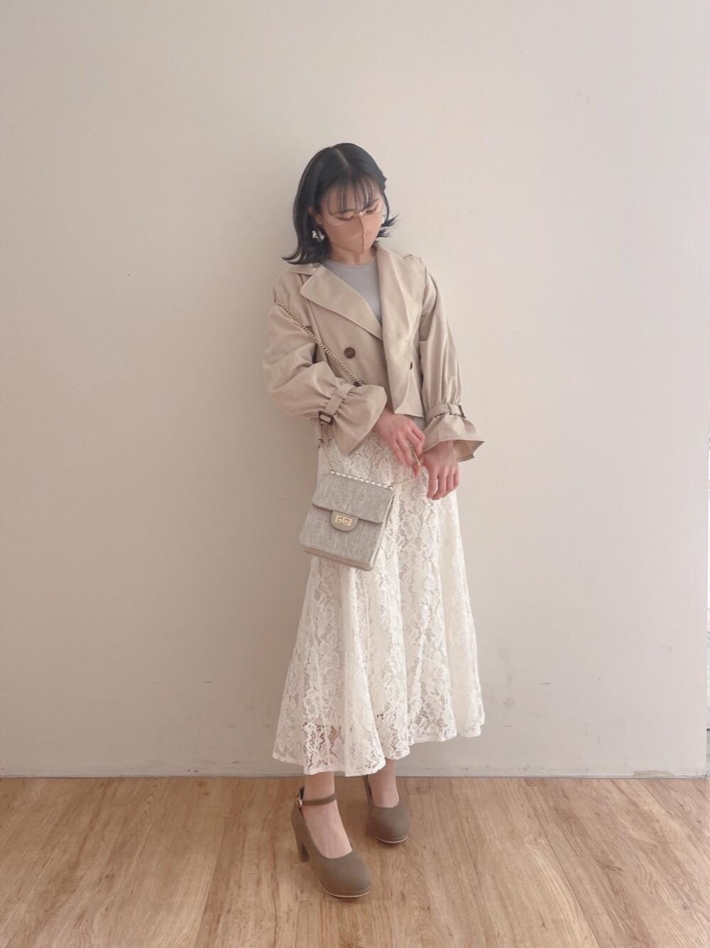 「パンプス、スカート、トレンチコート、ショートトレンチ、トレンチ、レース、ロング、MAJESTIC LEGON、オープンショルダー、マジェスティックレゴン」｜「MAJESTIC LEGONのクリーミーフカフカパンプス（パンプス、ブラウン系）」を使った、マジェスティックレゴンエスパル仙台店スタッフさん（レディース・157cm）の春コーディネートの1枚目の写真