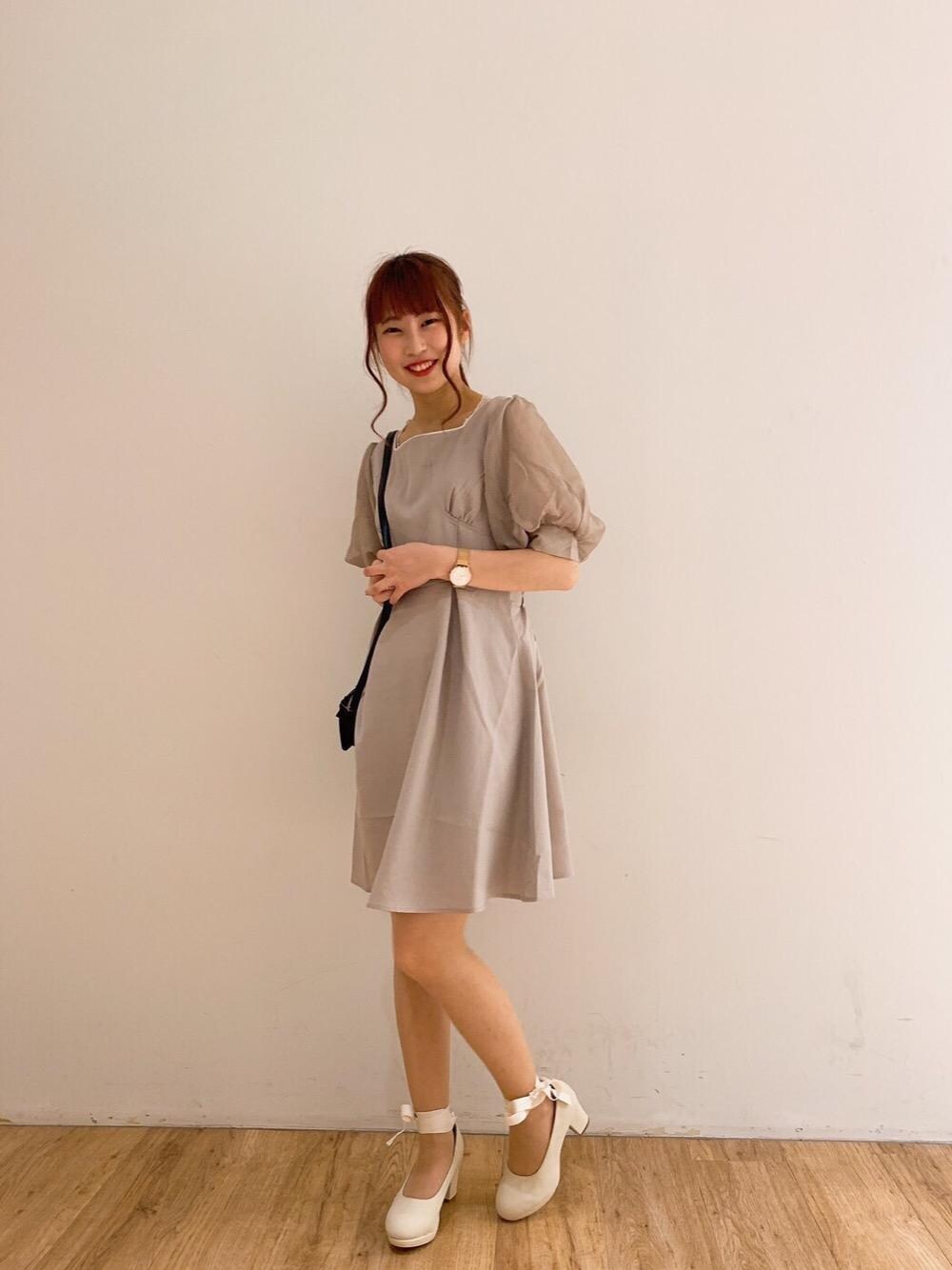 ホワイト系のタンクトップ、ホワイト系のパンプスを着用したレディースの夏コーディネートの1枚目の写真