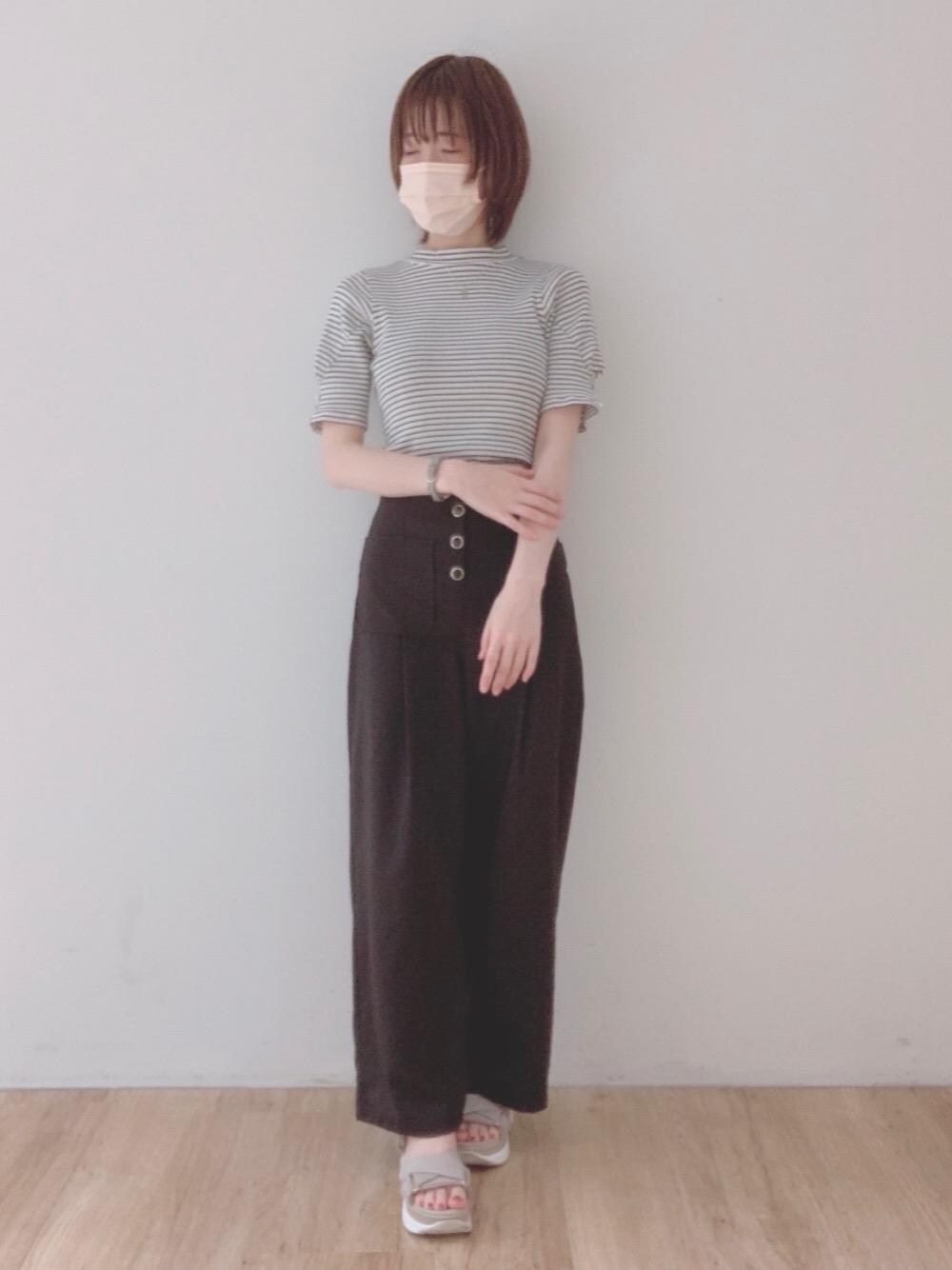 ベージュ系のサンダル、ブラック系のその他パンツ、ブラック系のTシャツ/カットソーを着用したレディースの夏コーディネートの1枚目の写真