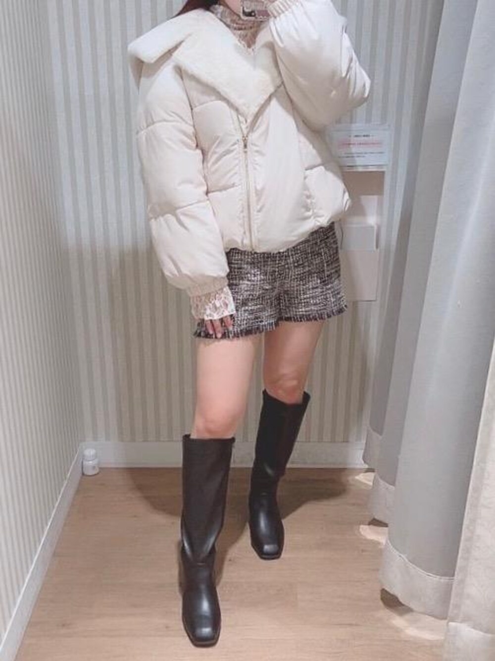 「ダウン、仙台、ミニ、MAJESTIC LEGON、モノトーンコーデ、低身長、マジェスティックレゴン、エスパル仙台、骨格ストレート、あうたー」｜「MAJESTIC LEGONのZIP美脚ロングブーツ（ブーツ、ブラック系）」を使った、マジェスティックレゴンエスパル仙台店スタッフさん（レディース・152cm）の秋コーディネートの1枚目の写真